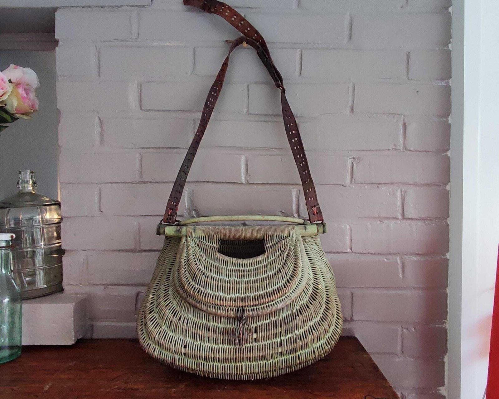 Panier de pêche d'époque en osier rustique avec sangle en cuir, France photo furniture
