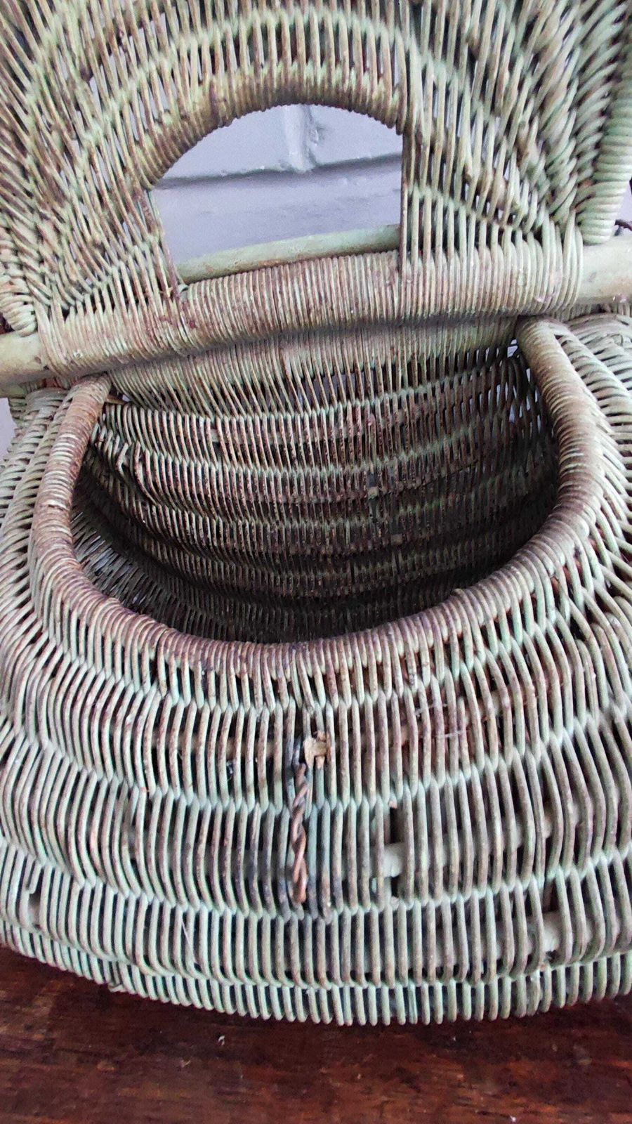 photo for sale Panier de pêche d'époque en osier rustique avec sangle en cuir, France