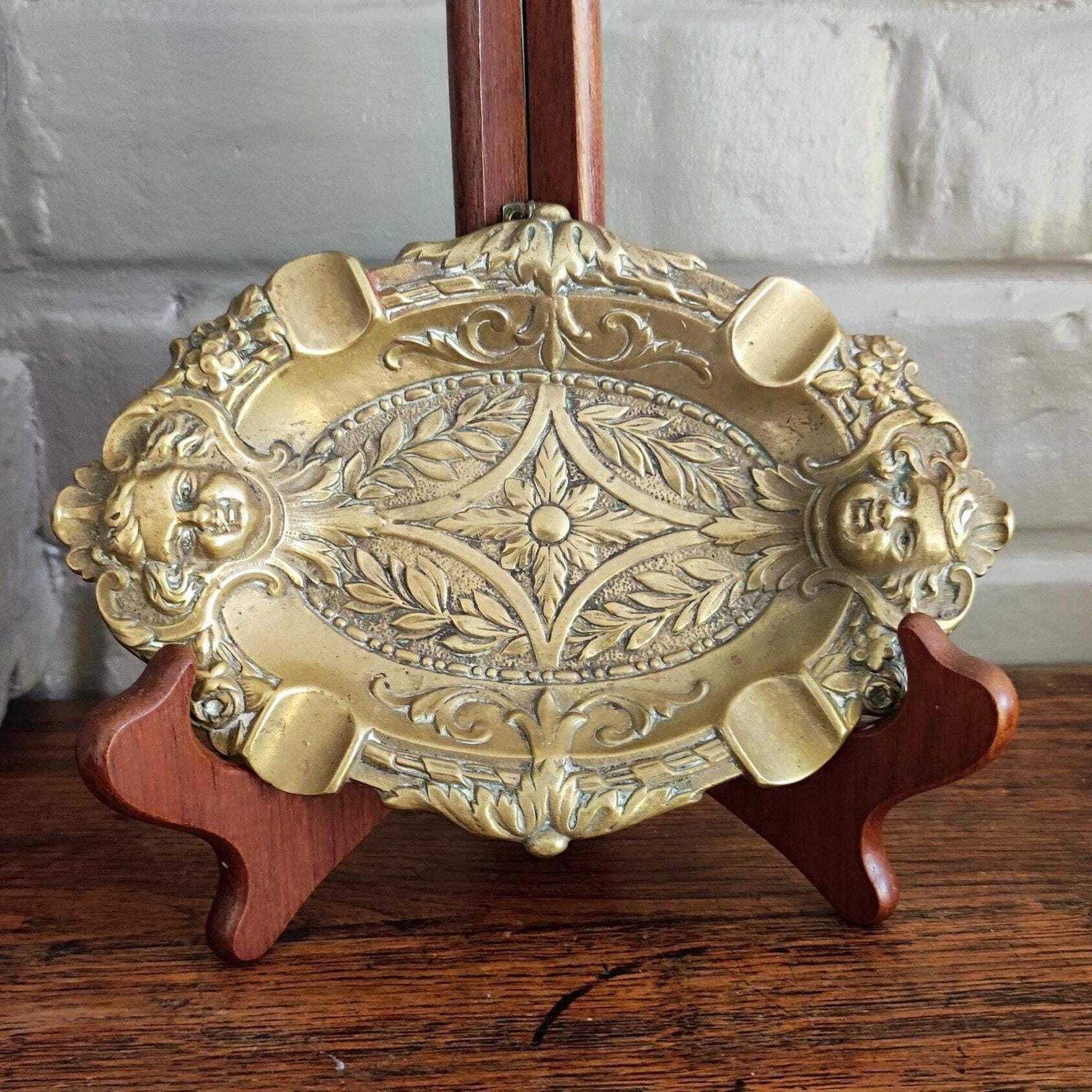 Cendrier d'époque français en bronze avec chérubins photo furniture
