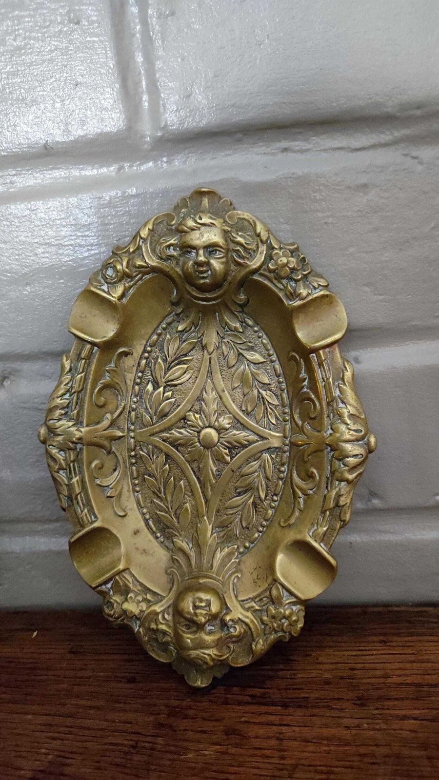 Antieke Franse bronzen asbak met cherubijnen photo vinterior