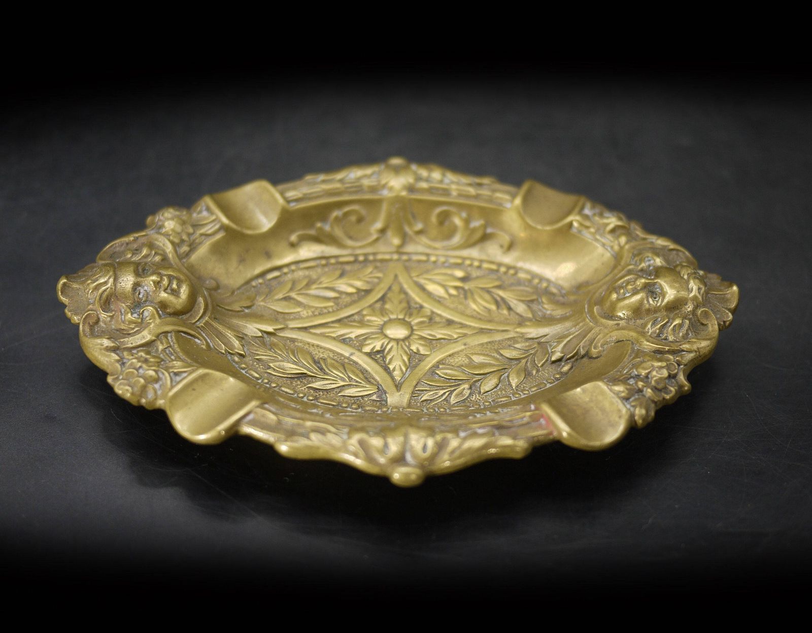 Cendrier d'époque français en bronze avec chérubins photo buy