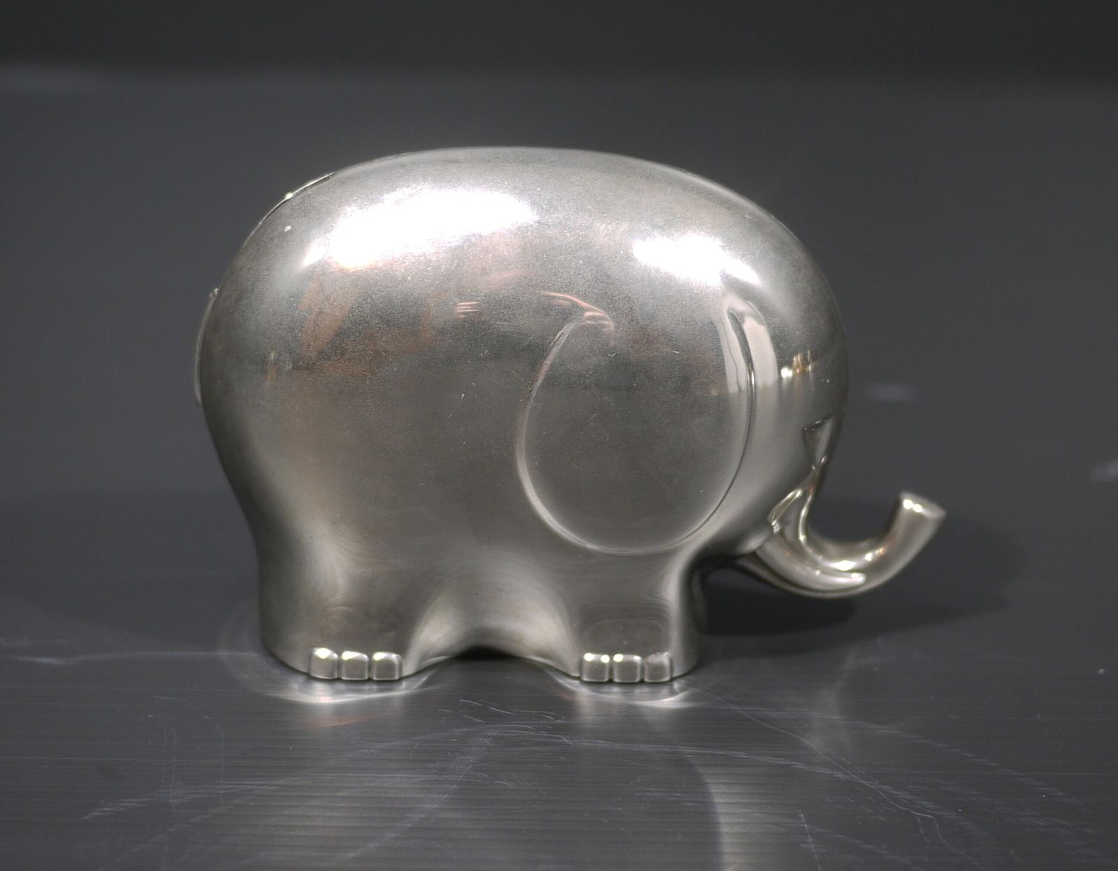 Woonaccessoires Vintage spaarpot olifant verzilverd metaal mid-century dierensculptuur photo