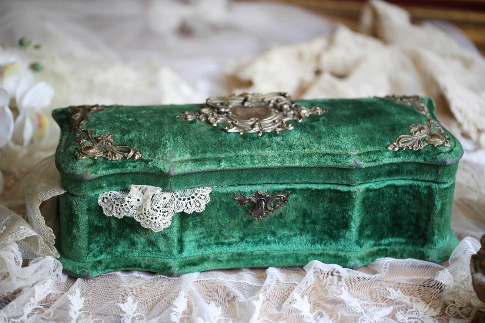 photo furniture Antique French Green Velvet Jewellery Box Rococo Trinket Casket