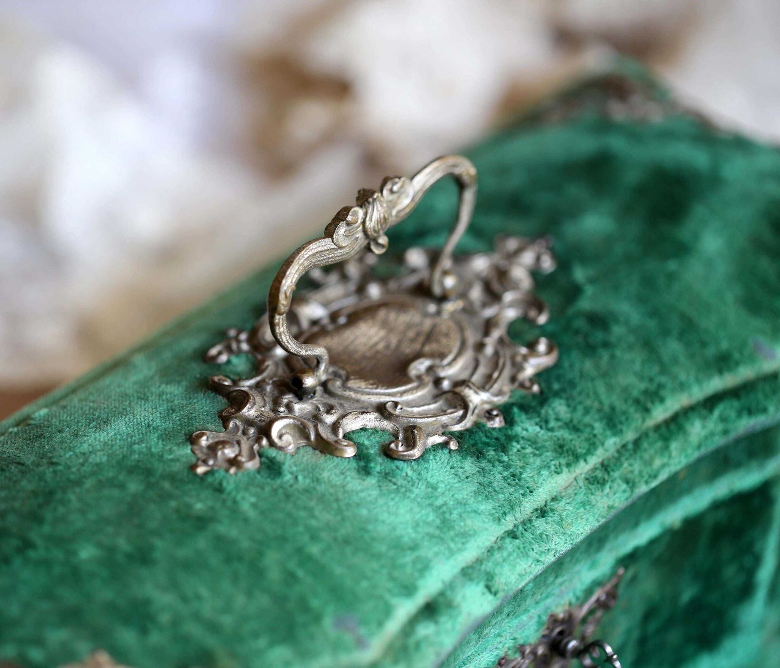 photo vintage Antique French Green Velvet Jewellery Box Rococo Trinket Casket