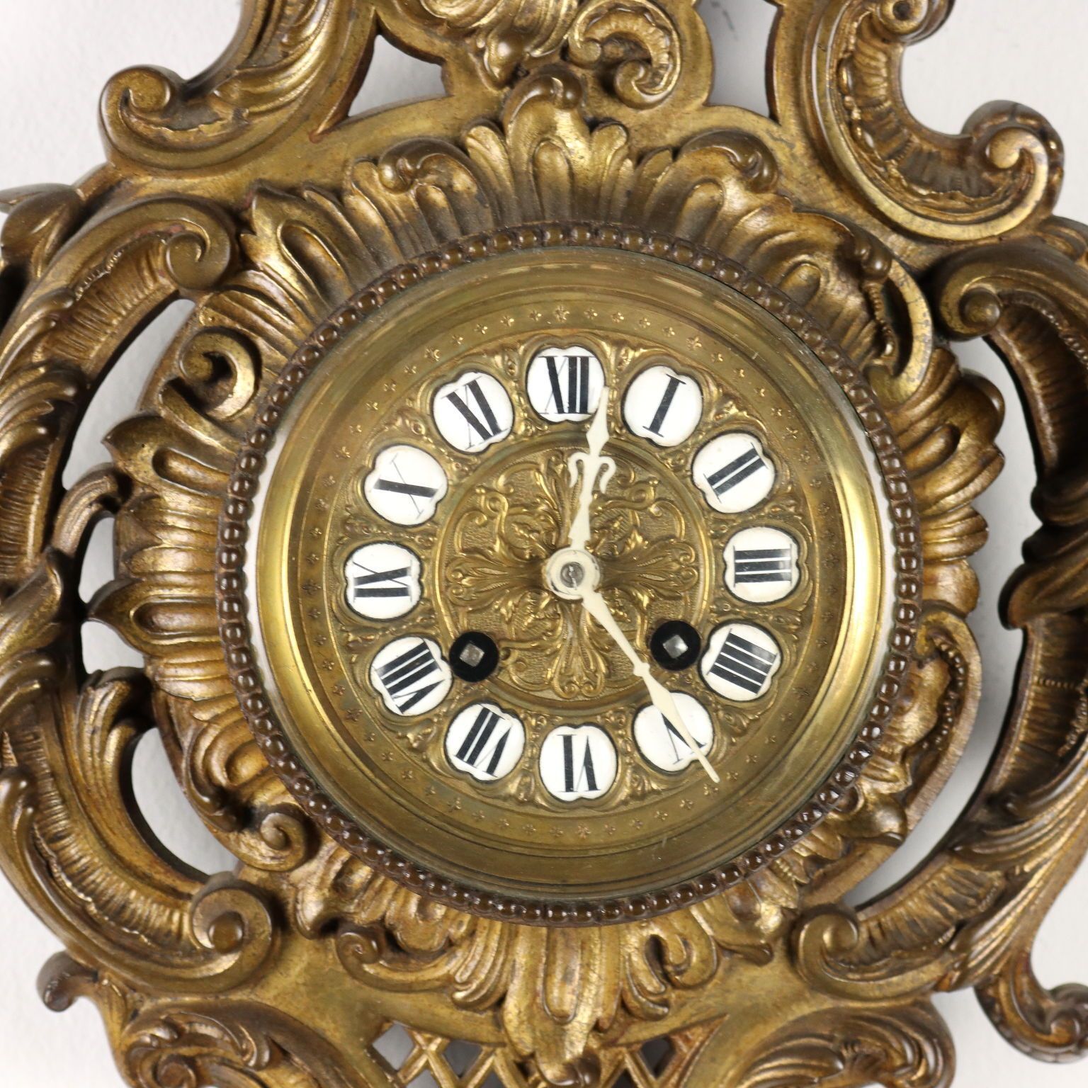 Horloge murale de style rococo en bronze doré, Italie, XIXe siècle photo for sale