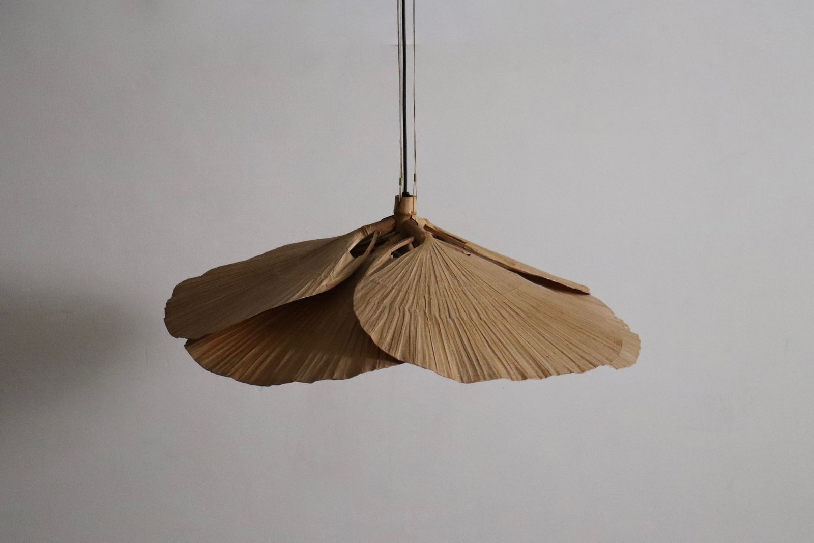 photo furniture Uchiwa Hana II Chandelier van Ingo Maurer voor Design M, jaren 1970