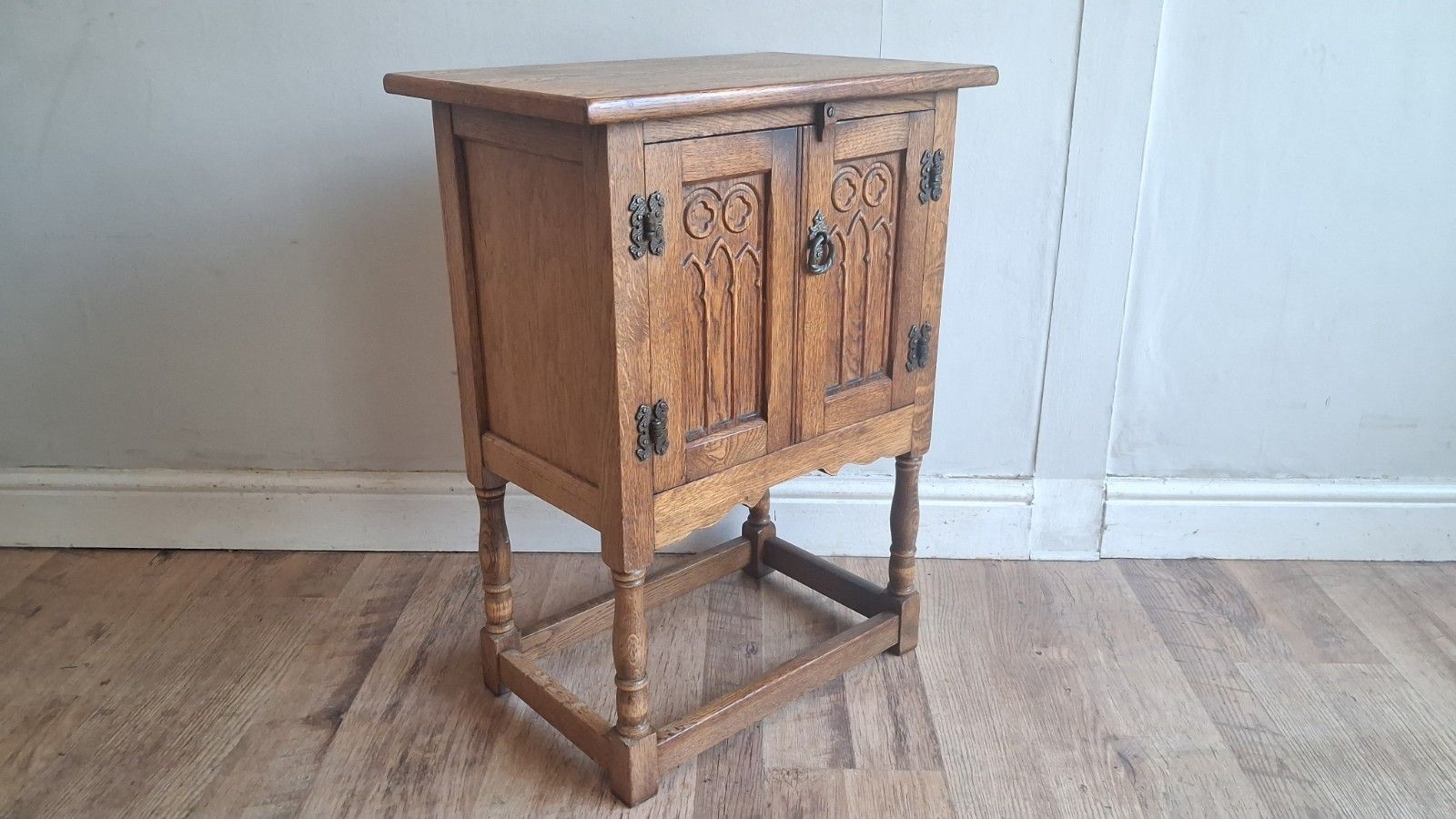 Delightful Vintage Blonde Oak Court Cupboard /Cabinet/Storage