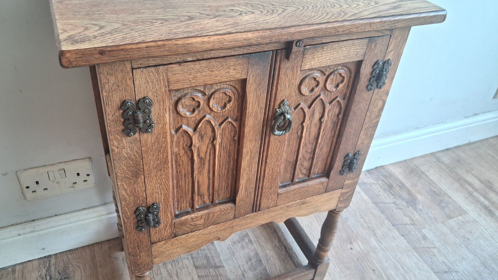 Delightful Vintage Blonde Oak Court Cupboard /Cabinet/Storage photo 168.0