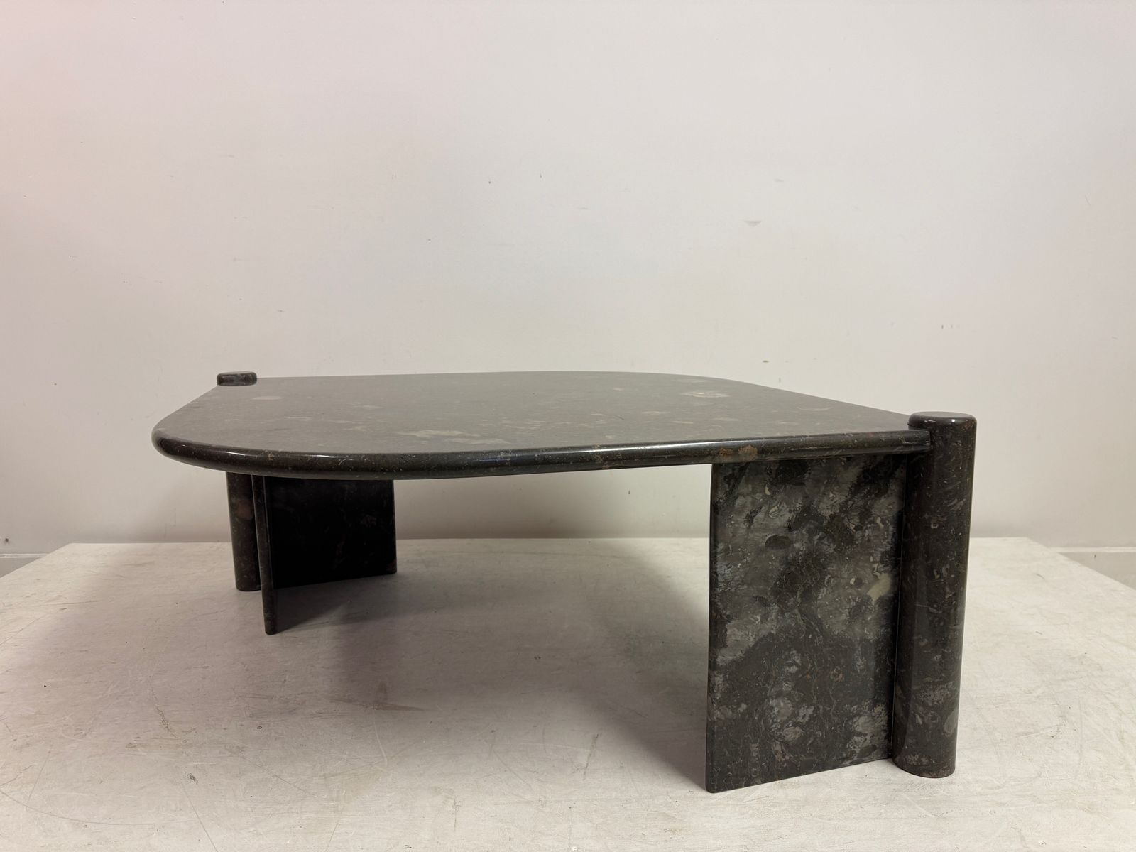 photo vinterior 1980s Sculptural Eye Shaped Coffee Table In Fossil Marble