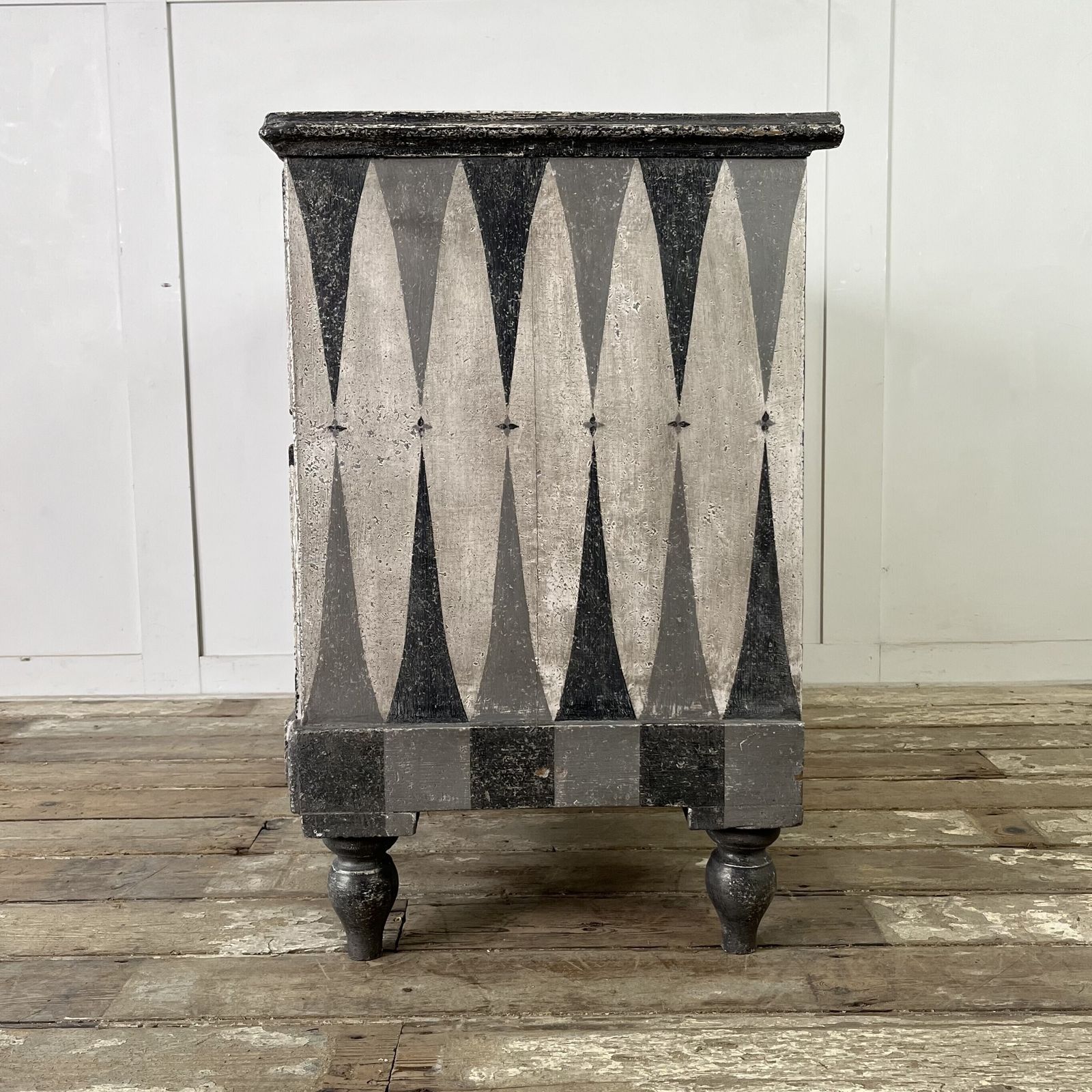photo vintage Harlequin Painted 2 Drawer Chest Of Drawers