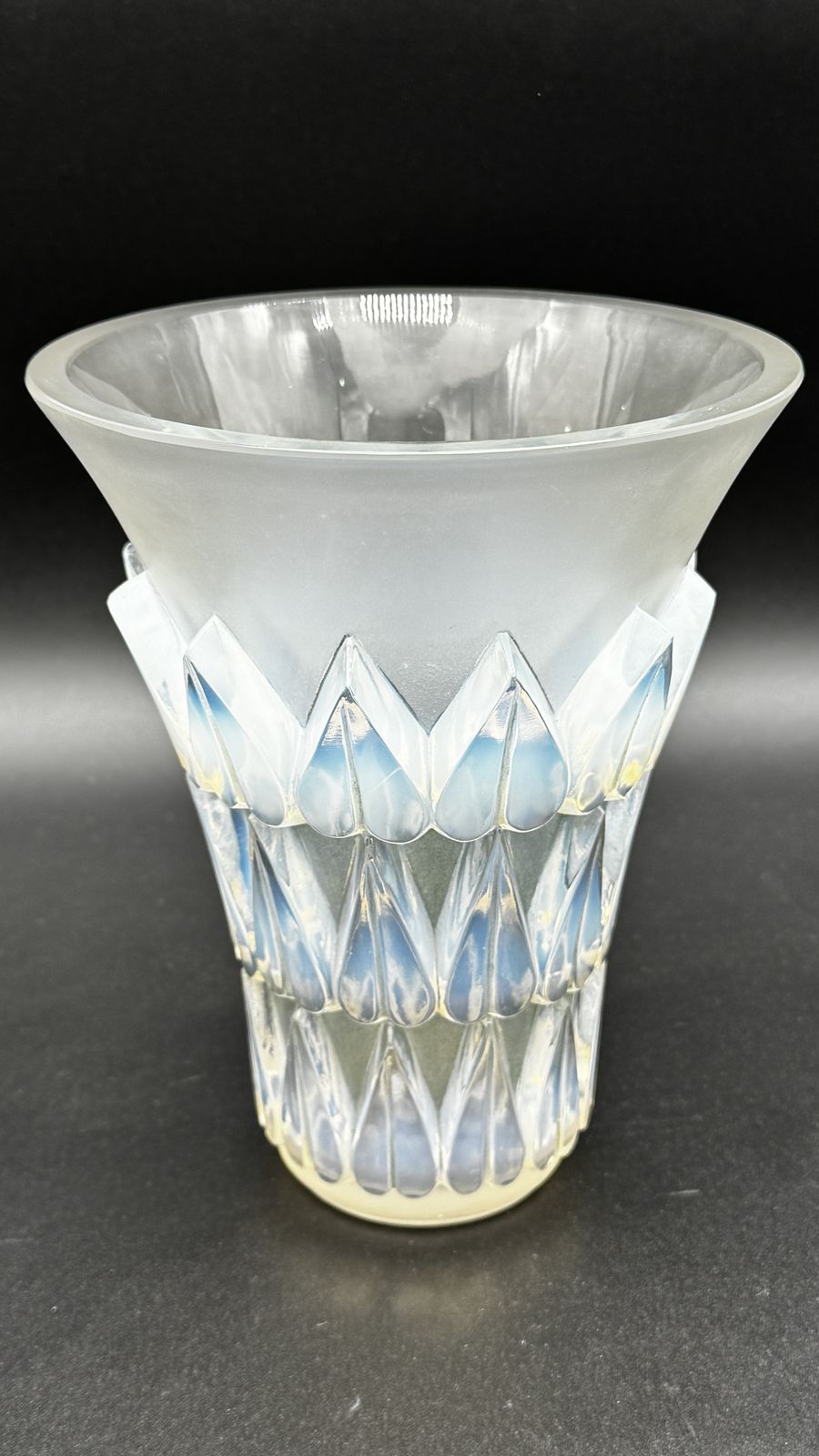 An Opalescent Feuilles Vase By R.Lalique photo furniture