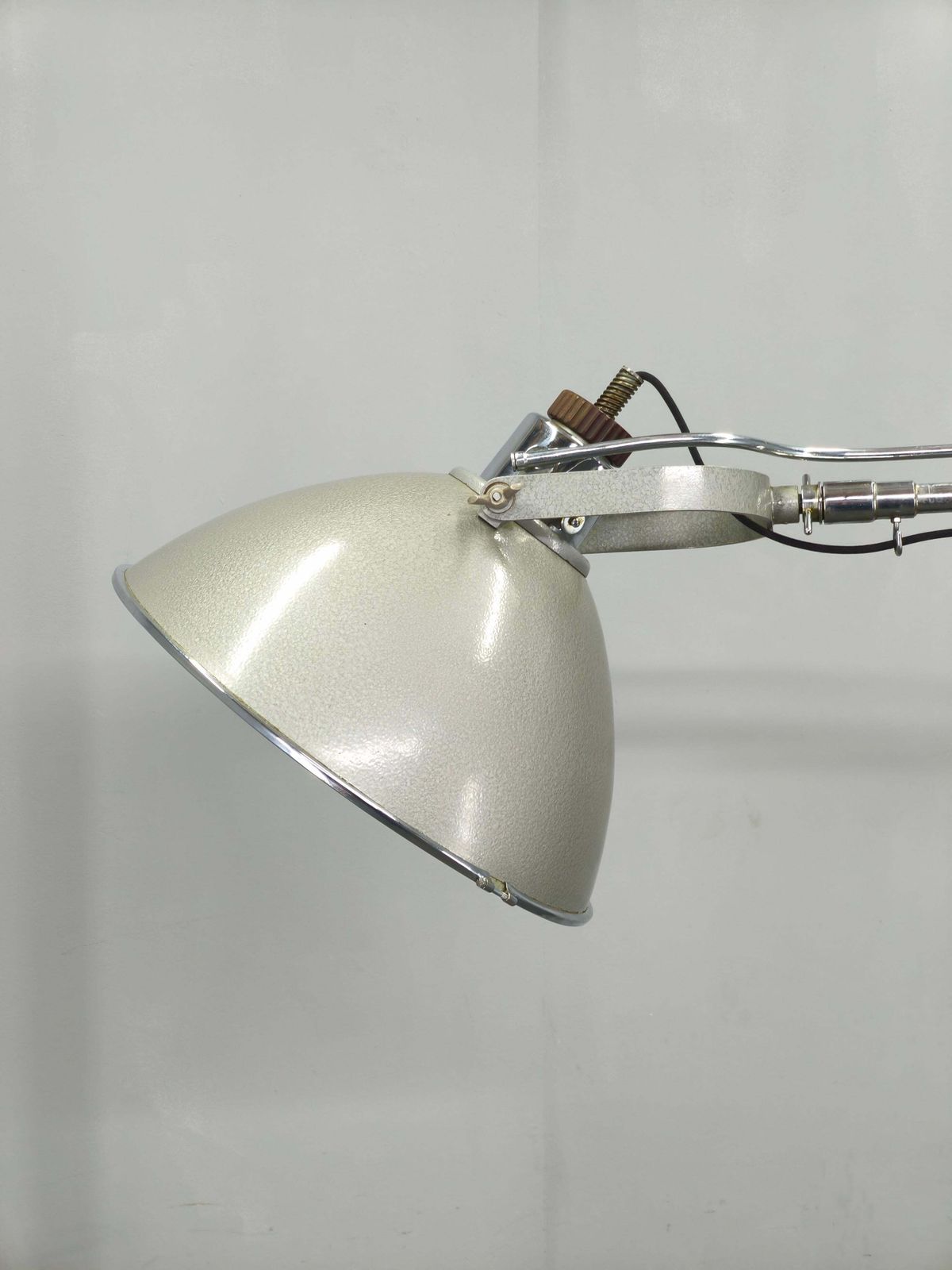 1655.0 Tsjechische industriële chirurgische vloerlamp uit militair ziekenhuis, jaren 1950 photo