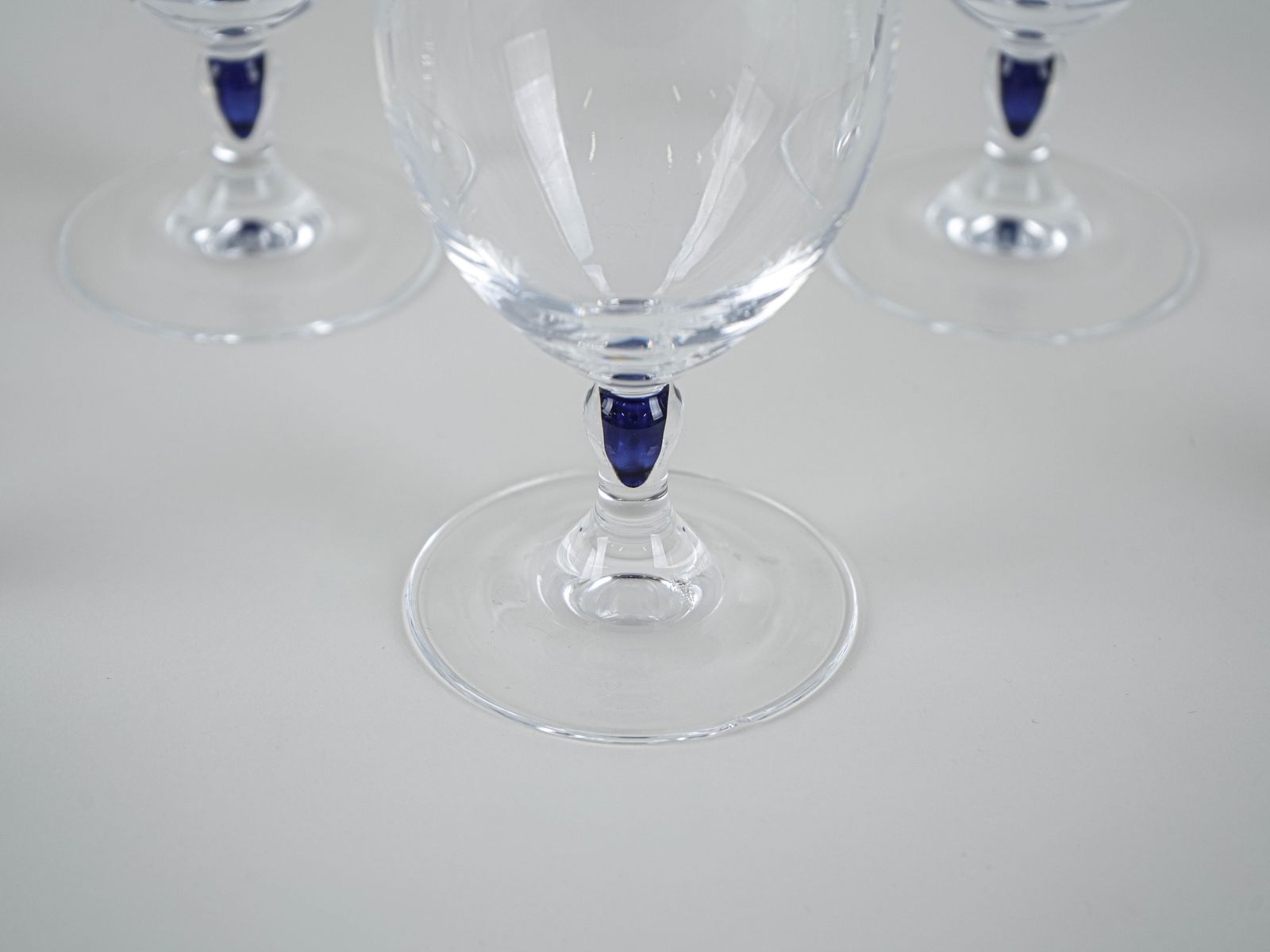 photo furniture Ensemble de verres Venise Saphir, design français, années 1970, fabriqué par Cristal d'Arques