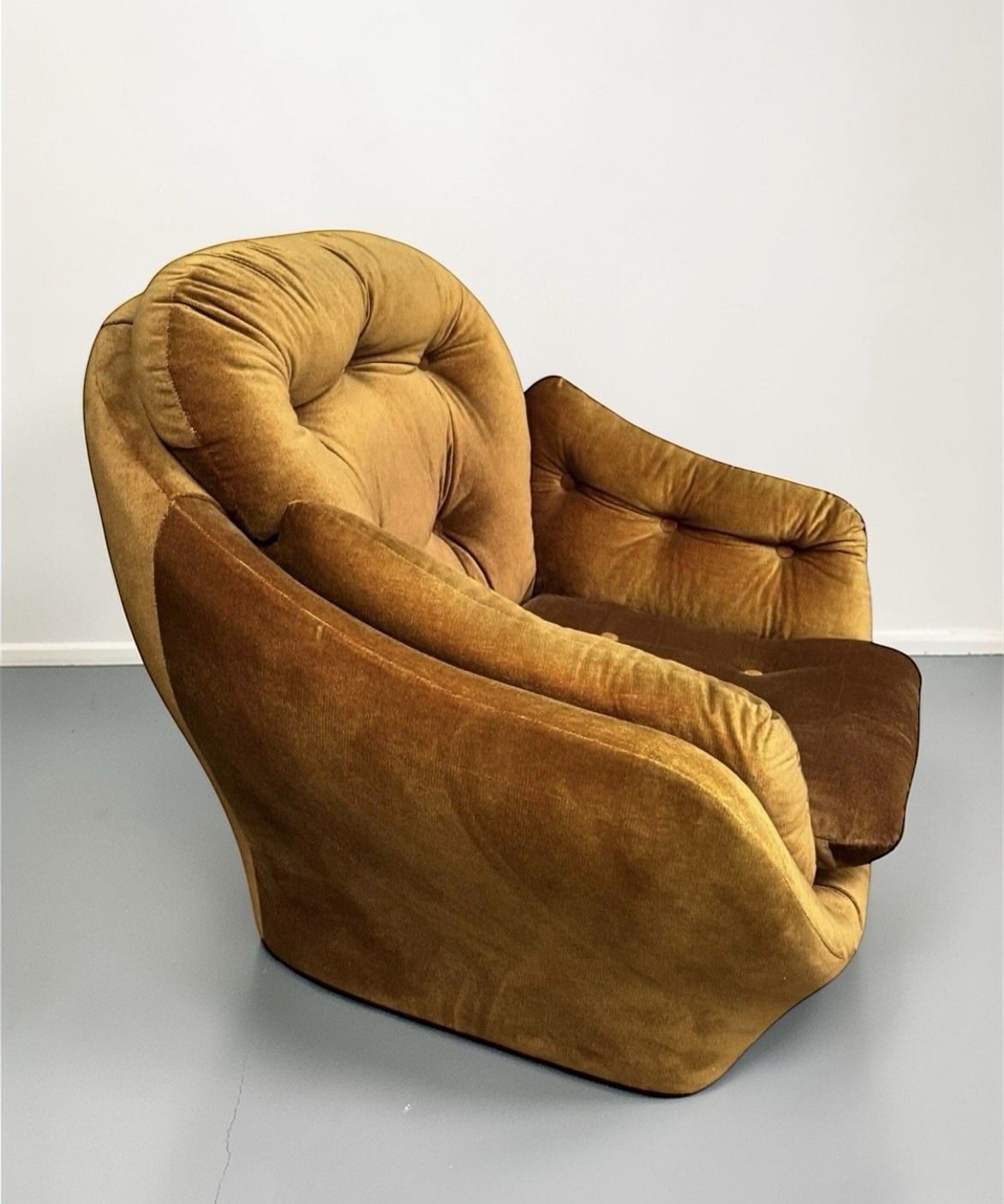photo furniture Pair Of Mid Century Vono Armchairs Art Deco Style C1950s Rare