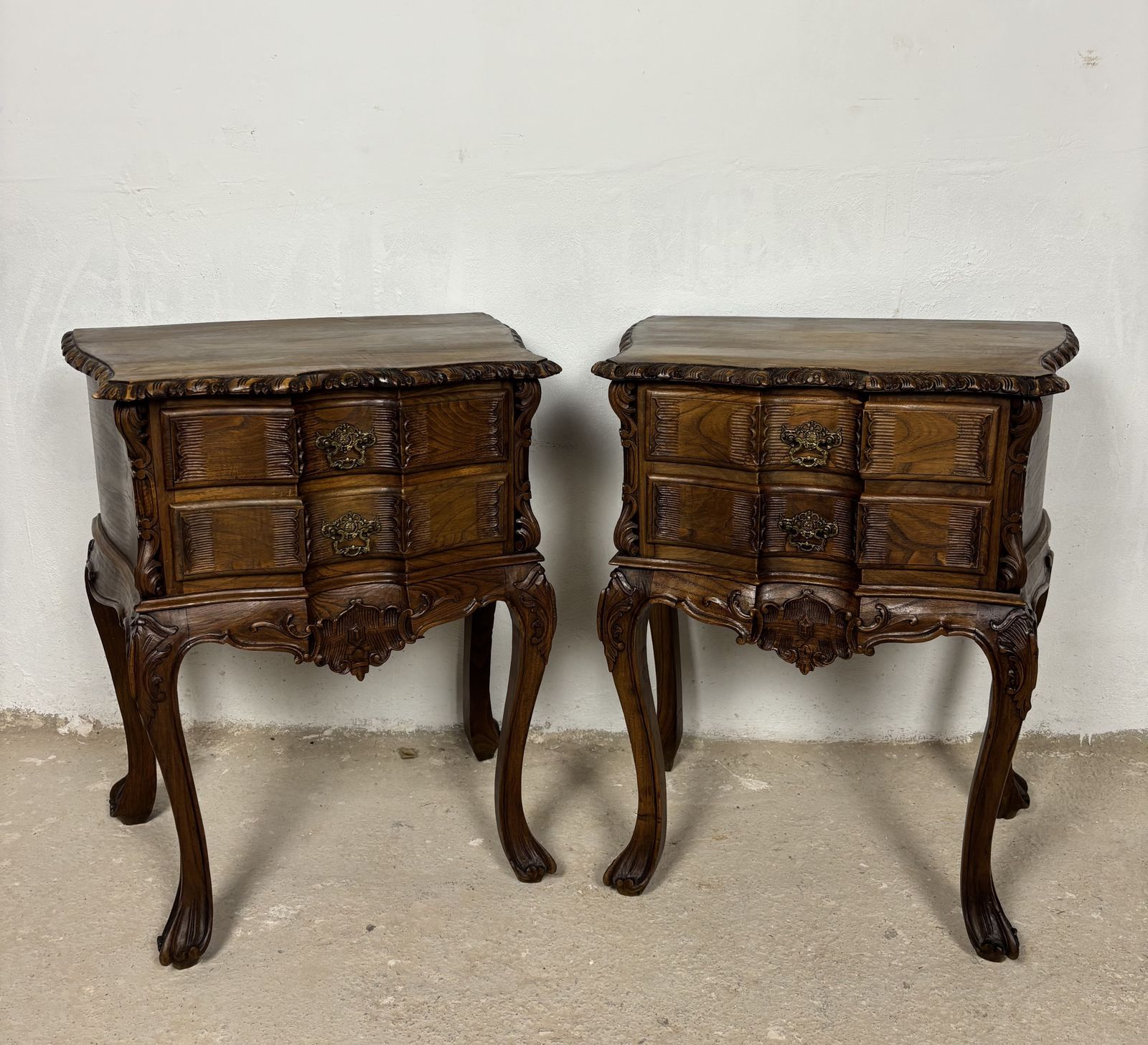 Paar Spaanse Louis XV-stijl nachtkastjes in eiken, begin 20e eeuw photo for sale