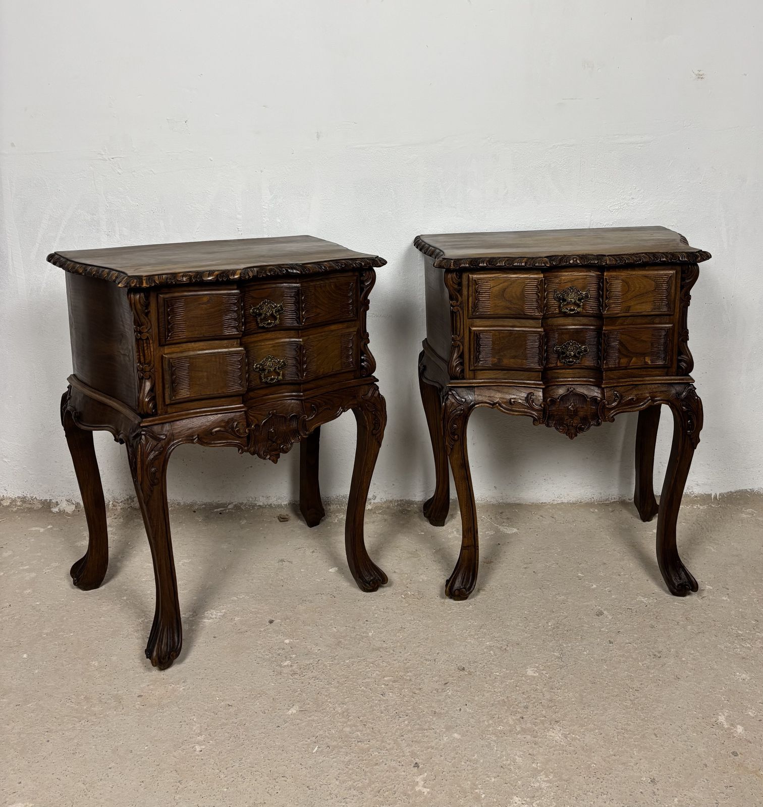 Pair Of Spanish Carved Louis XV Style Bedside Tables In Oak, Early 20th Century photo vinterior