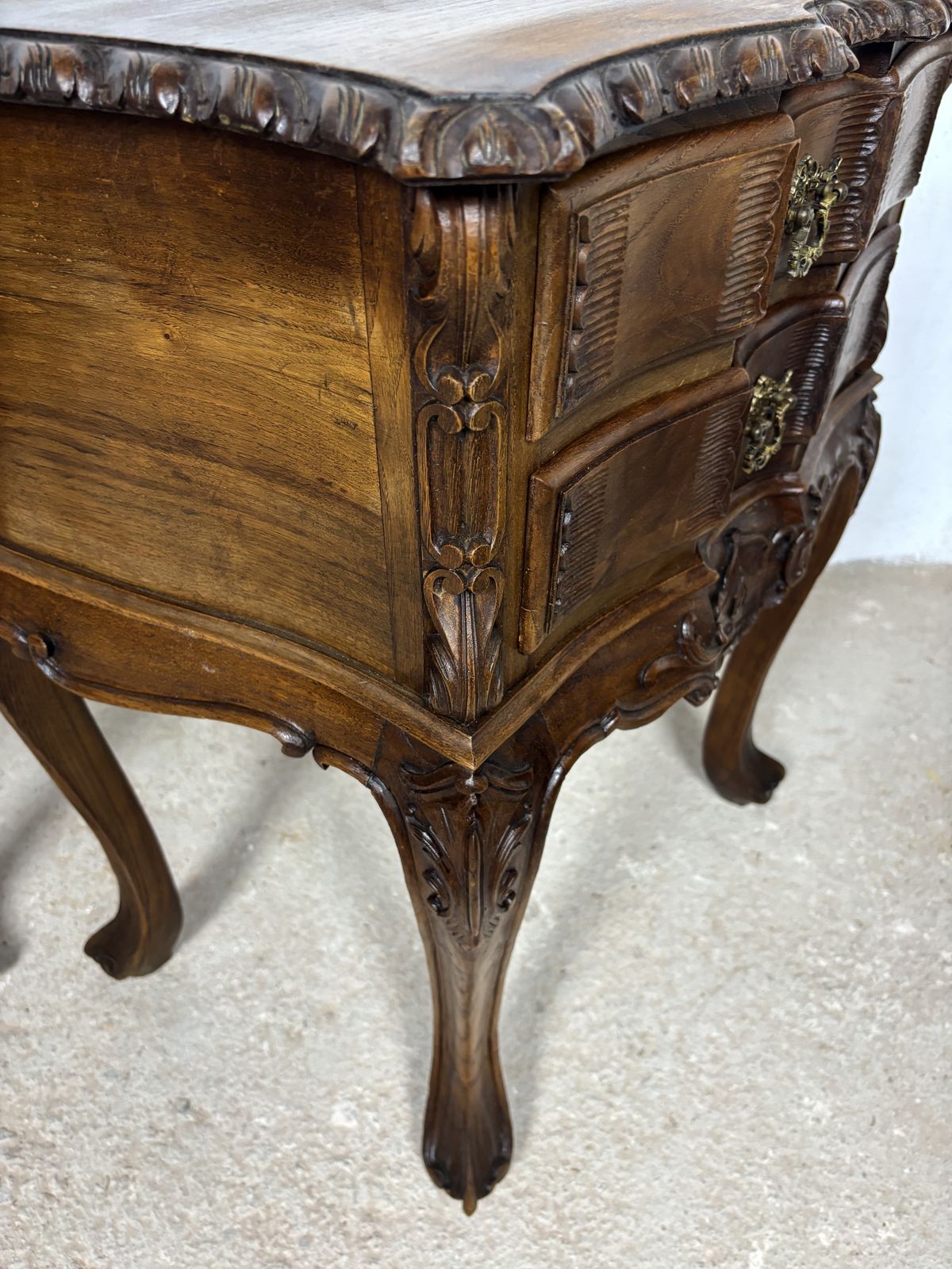 photo vintage Pair Of Spanish Carved Louis XV Style Bedside Tables In Oak, Early 20th Century