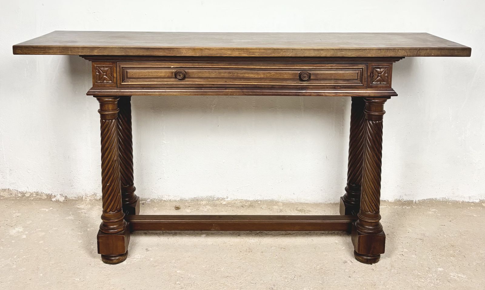 Spaanse walnoten consoletafel met gedraaide touwpoten, jaren 1920 photo Meubels