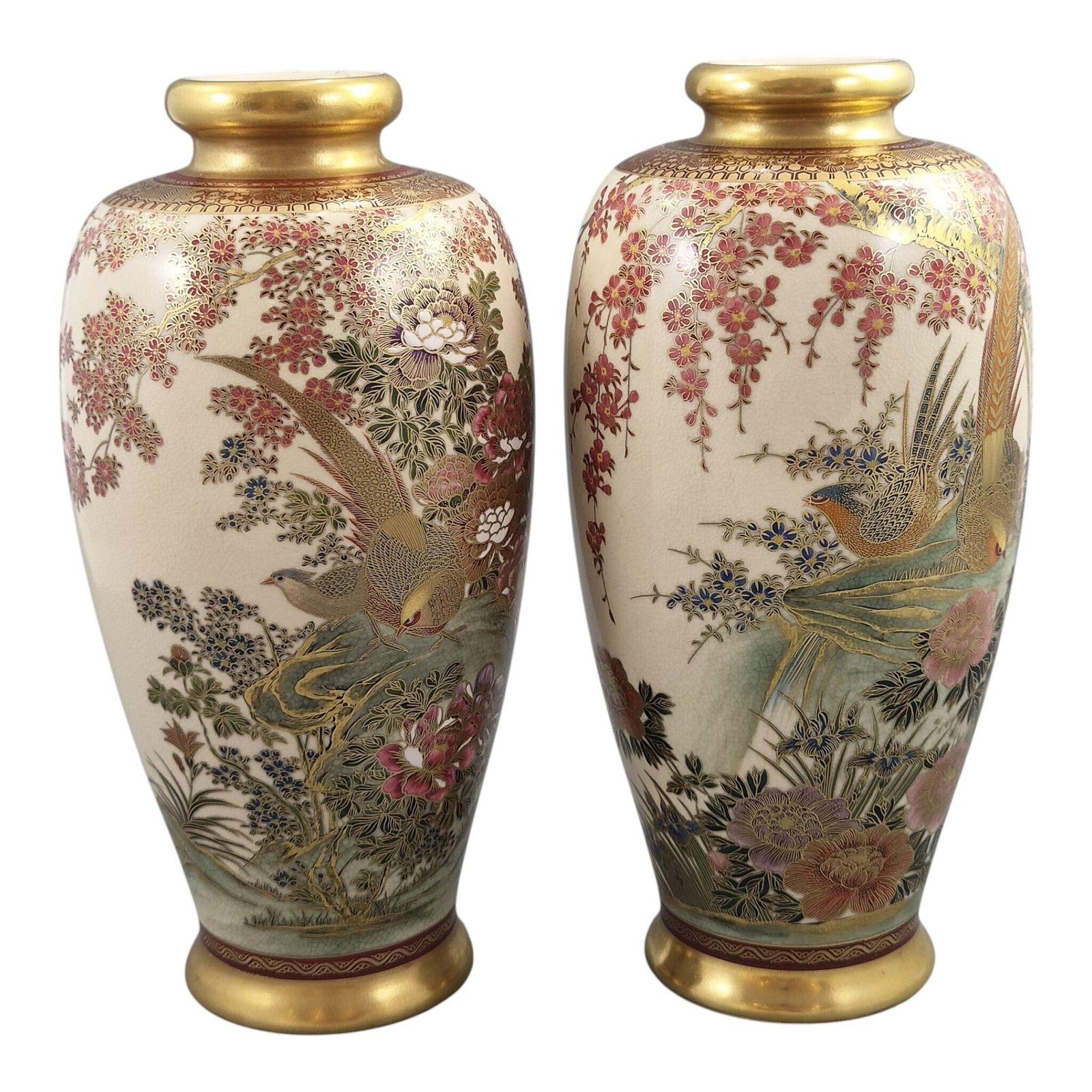 Paar Japanse Satsuma-vazen van Manpei, Kobe, vroege Showa-periode photo vinterior