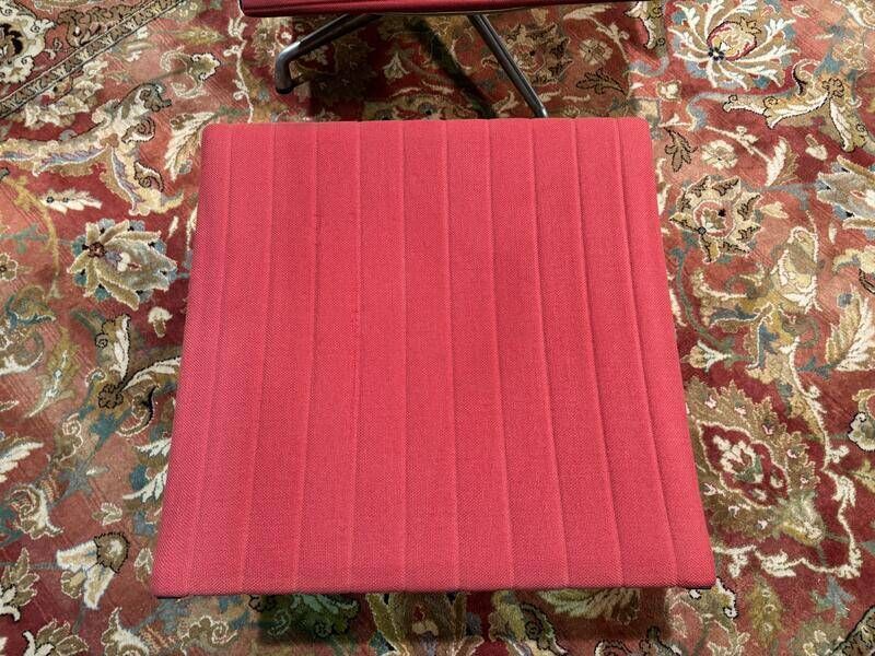 photo furniture Charles Eames Bauhaus Aluminum Armchair And Ottoman