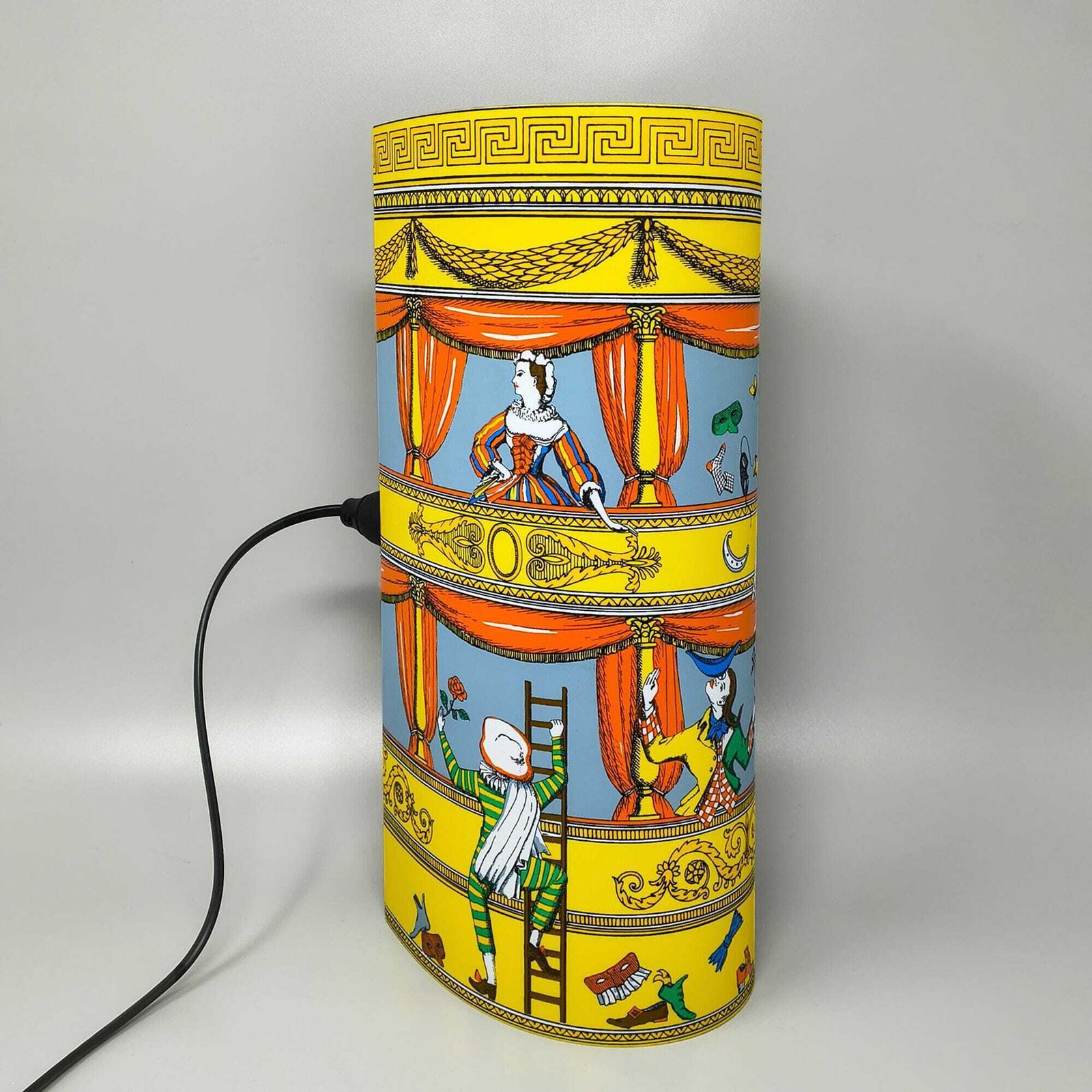 Lampe de table « Commedia Dell'Arte » années 1990, par Piero Fornasetti pour Antonangeli. photo furniture