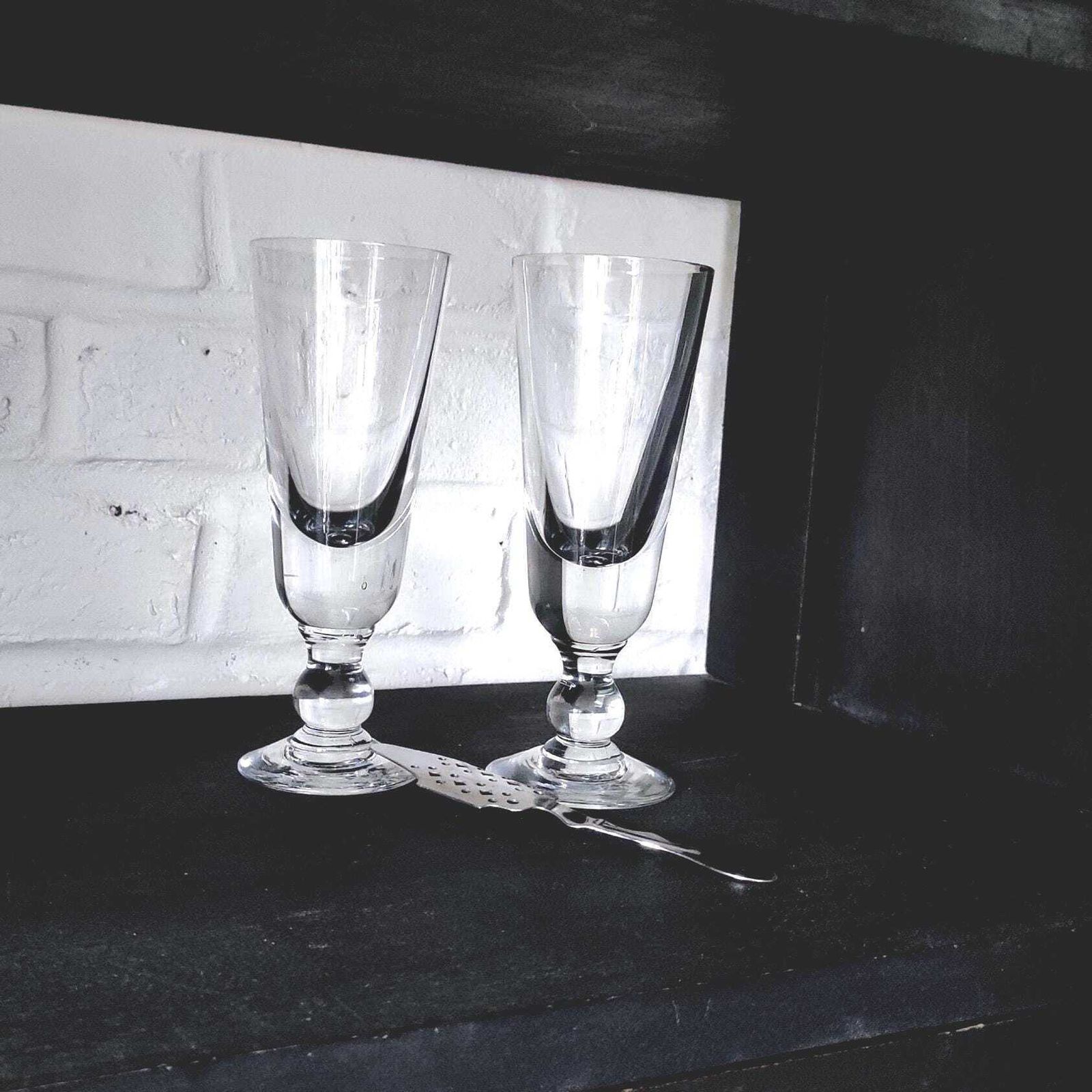 Verres à absinthe d'époque soufflés à la bouche avec cuillère, France photo furniture