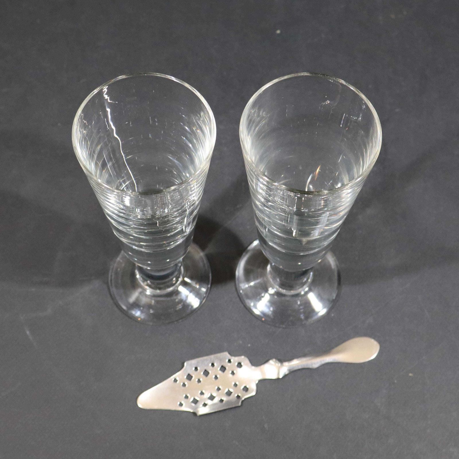 Verres à absinthe d'époque soufflés à la bouche avec cuillère, France photo Décoration