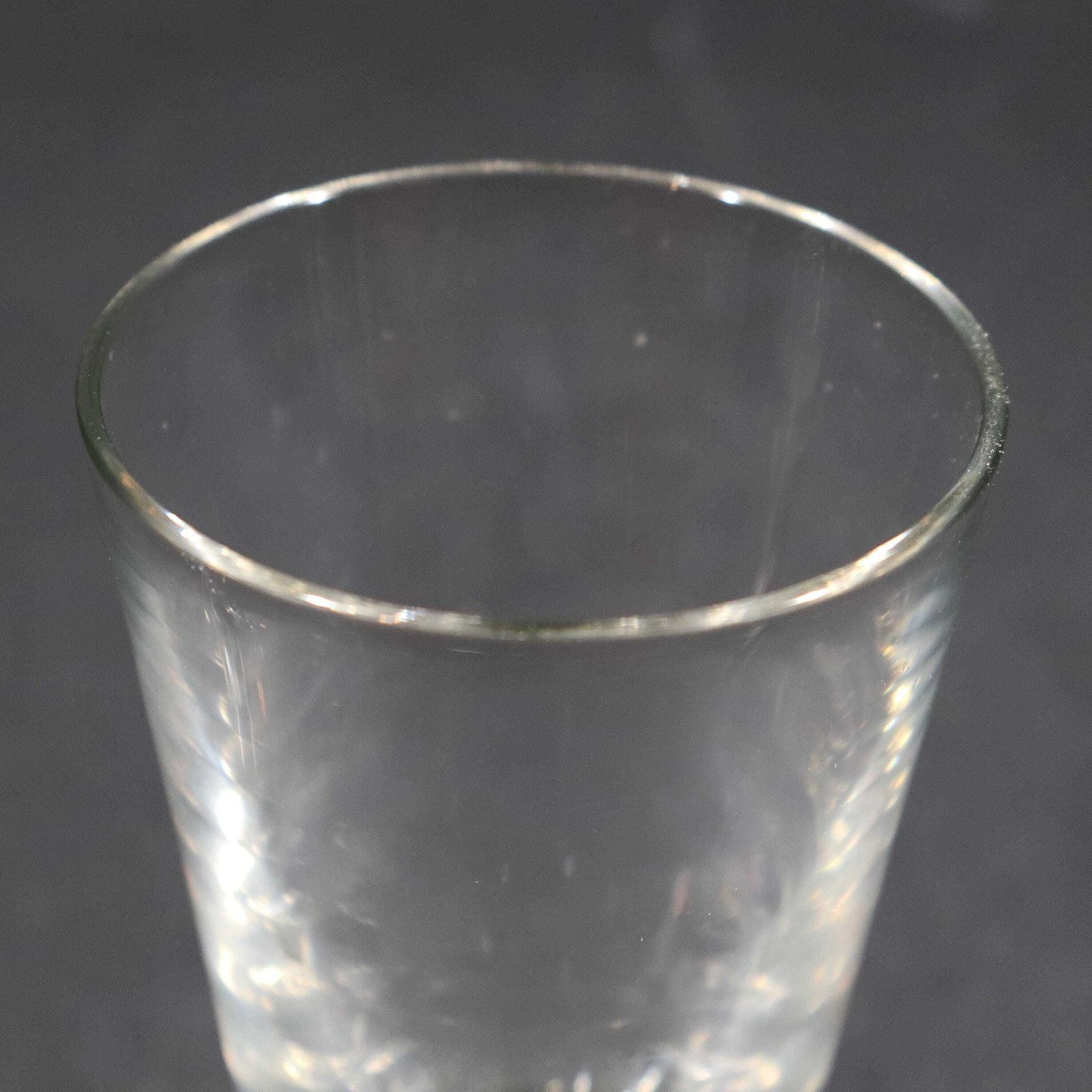 Verres à absinthe d'époque soufflés à la bouche avec cuillère, France photo vintage