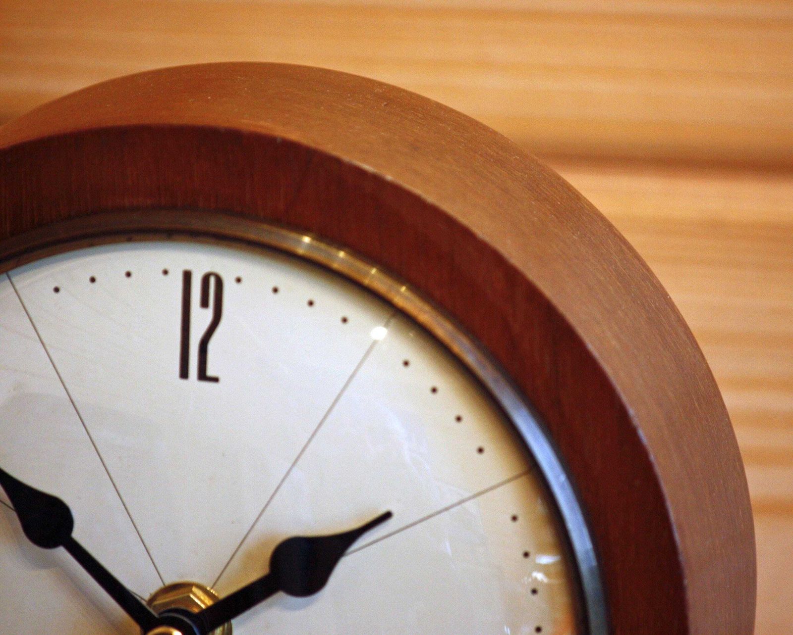 Vintage Wooden Mantel Clock   16cm Retro Mid Century Style Bauhaus Desk Clock Off The Wall Clocks photo for sale