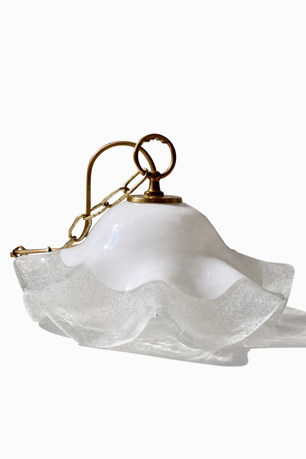 Vintage opalen Murano glazen hanglamp met messing ketting, ca. jaren 1970 photo vinterior