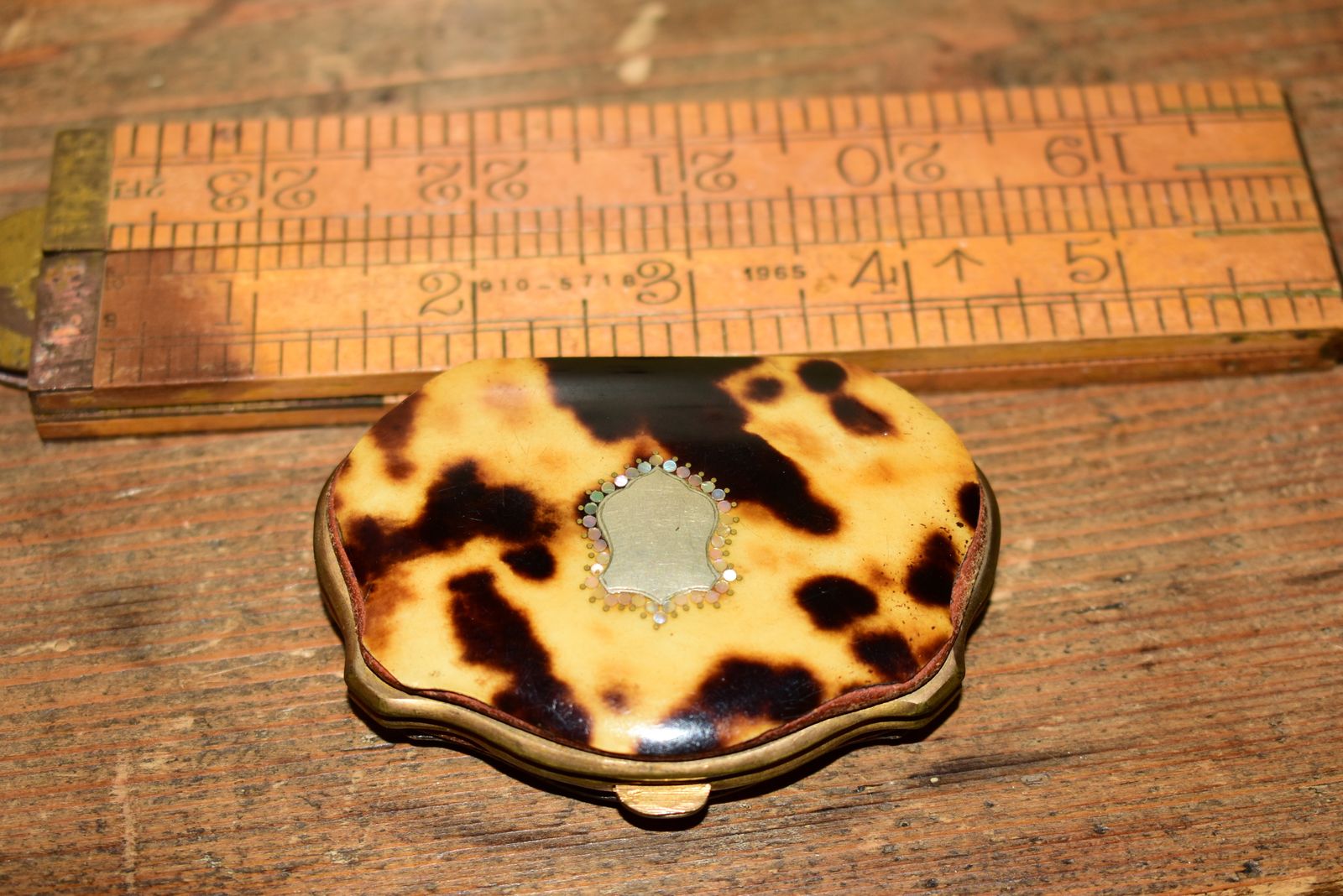 Victorian Dyed Horn Coin Purse With Piqué Inlay, Rare Lift Clasp & Pink Moiré Silk photo furniture