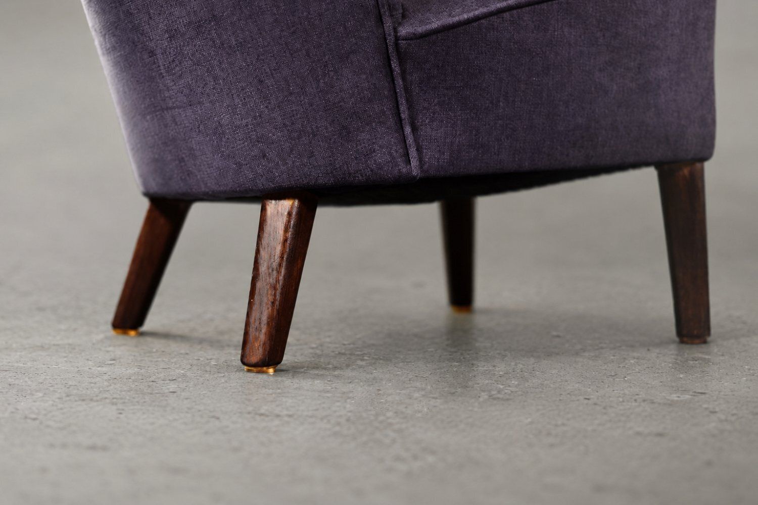 Fauteuil à oreilles scandinave Modern vintage en chêne et tissu violet, années 1950 photo vintage