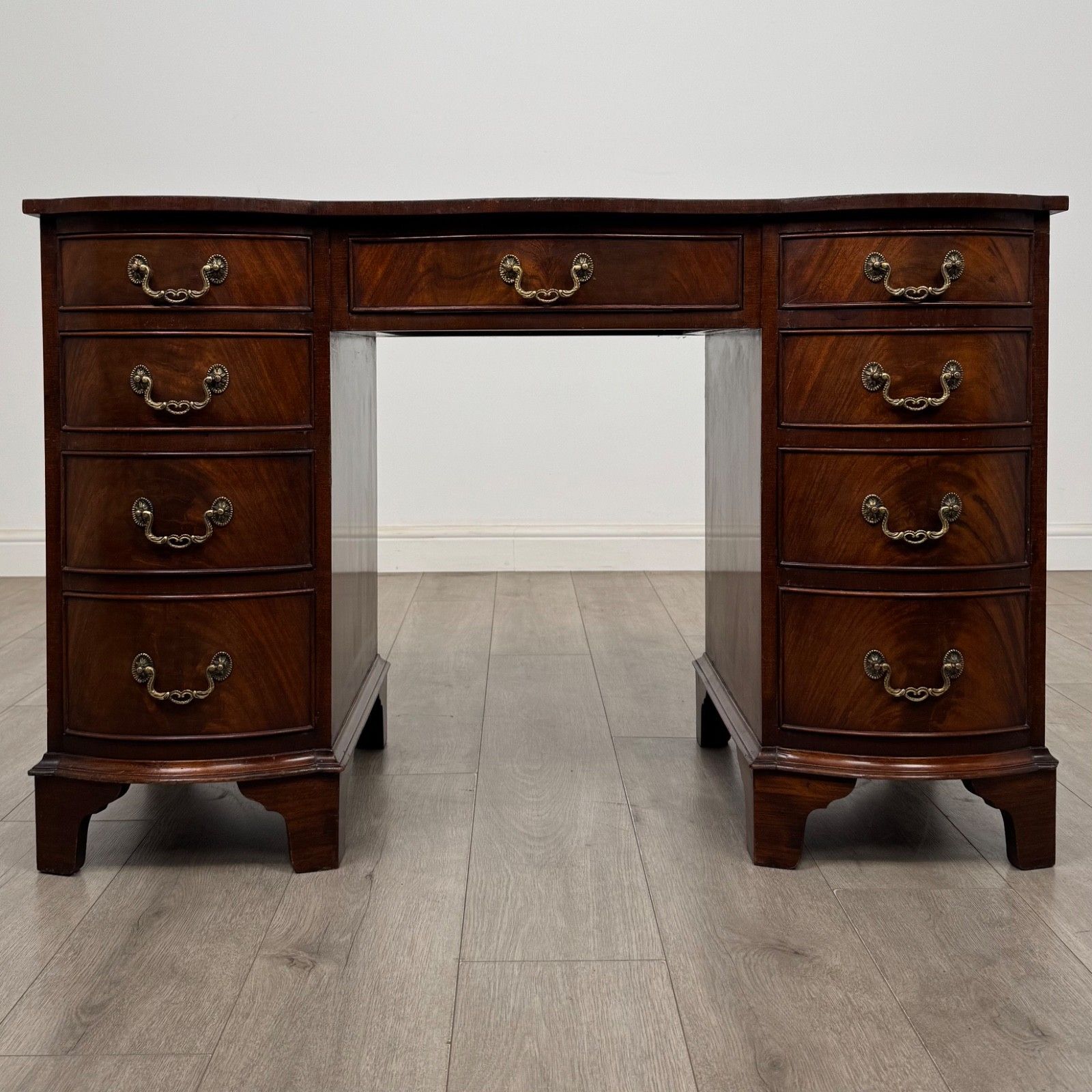 Antique 20th Century Serpentine Kneehole Desk In Mahogany ( Af 5798 )
