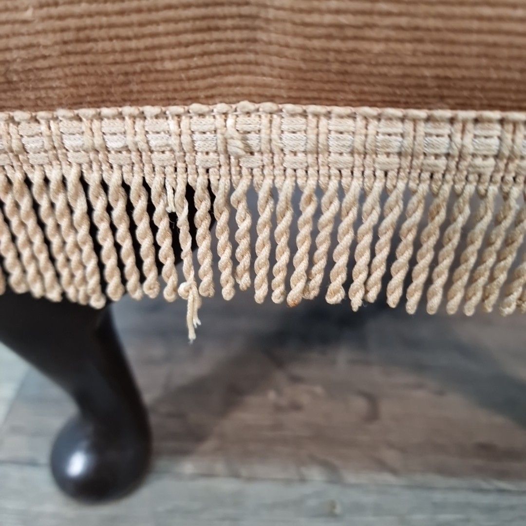 photo vinterior Vintage Tufted Foot Stool Queen Anne Style Upholstered Ottoman For Restoration