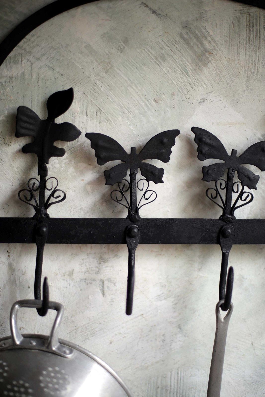 photo furniture Antique Pan Rack Wall Mounted Pot Hanger Wrought Iron Hooks With Butterflies