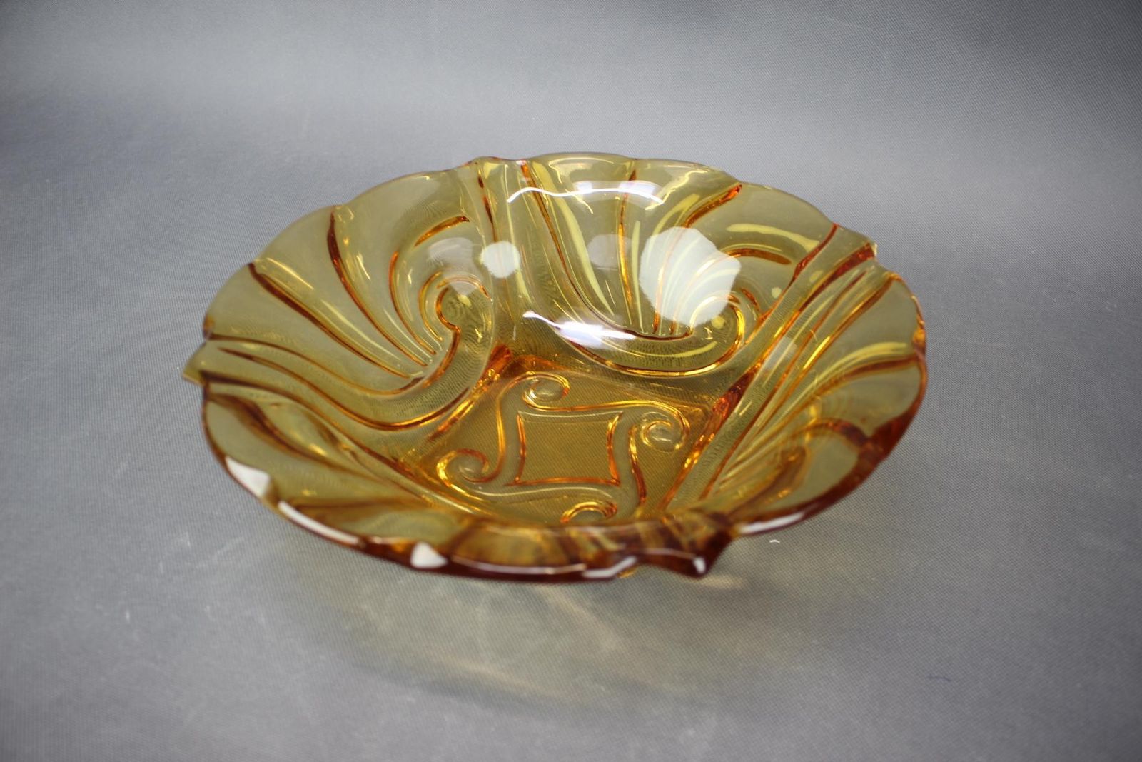 Mid-Century Tsjechische Amber Geperst Glas Decoratieve Schaal, jaren 1960 photo 220.0