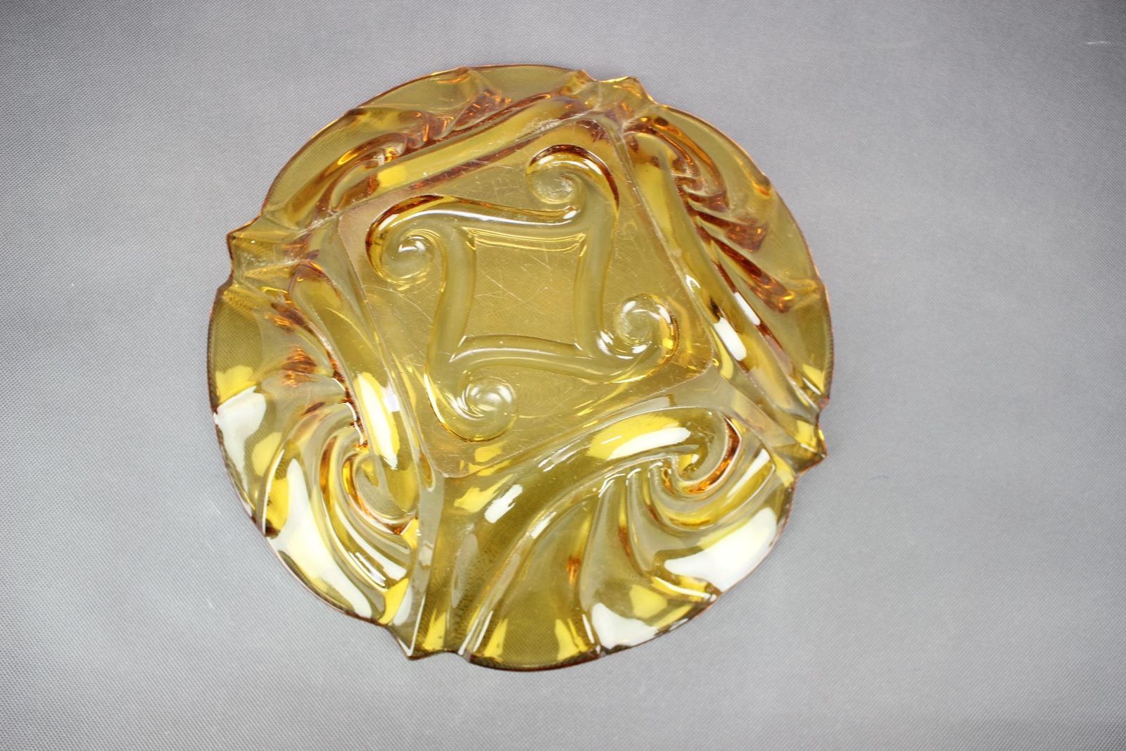 Mid-Century Tsjechische Amber Geperst Glas Decoratieve Schaal, jaren 1960 photo vinterior