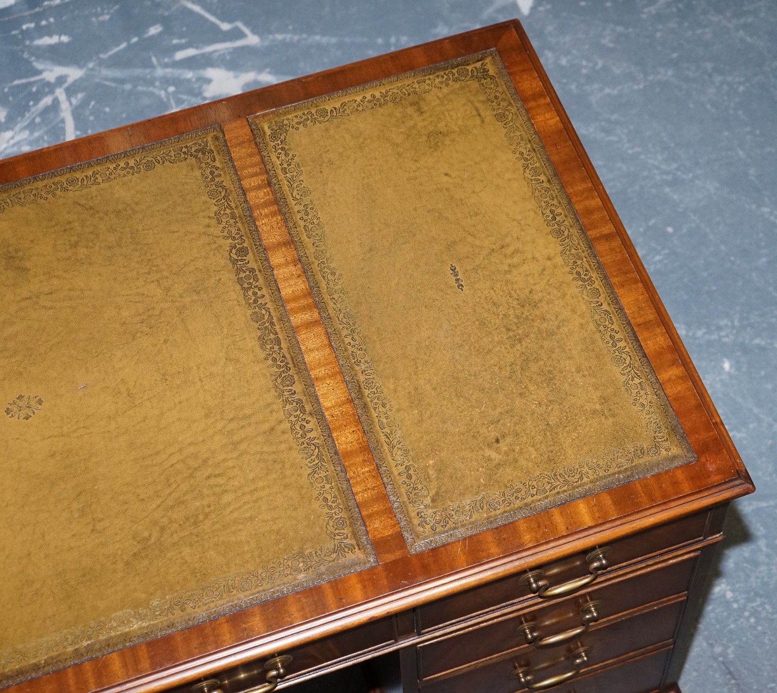 photo buy Lovely Bevan Funnell Vintage Pedestal Desk With Hunter Green Leather