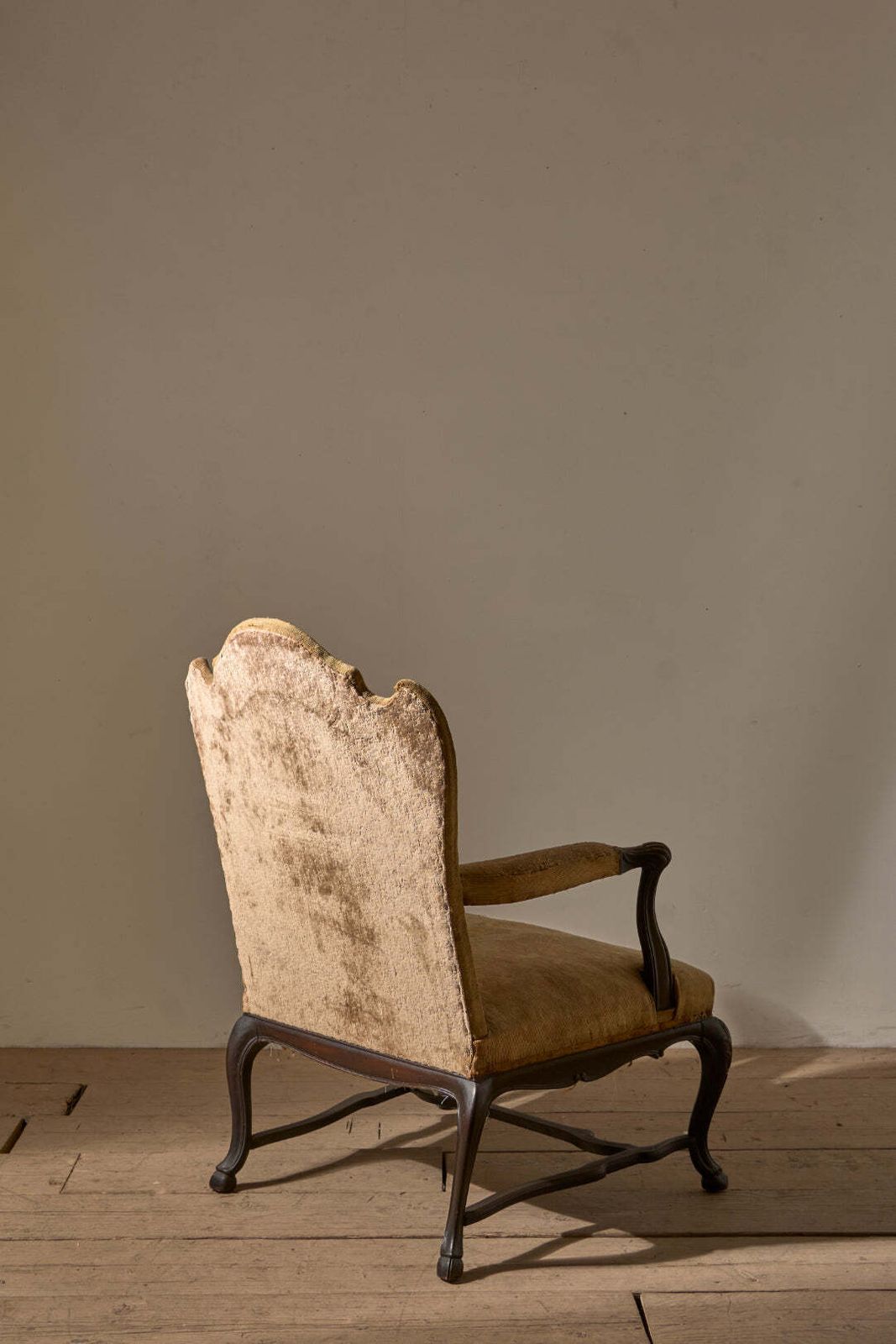 photo furniture George 1st Style Irish Armchair In Tapestry Fabric