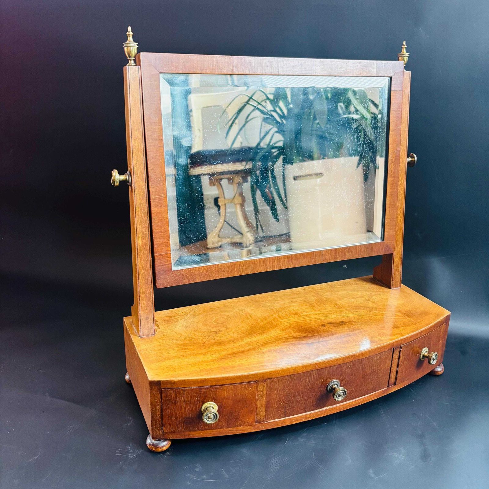 Miroir de toilette Regency en acajou à façade galbée avec tiroirs, vers 1820
