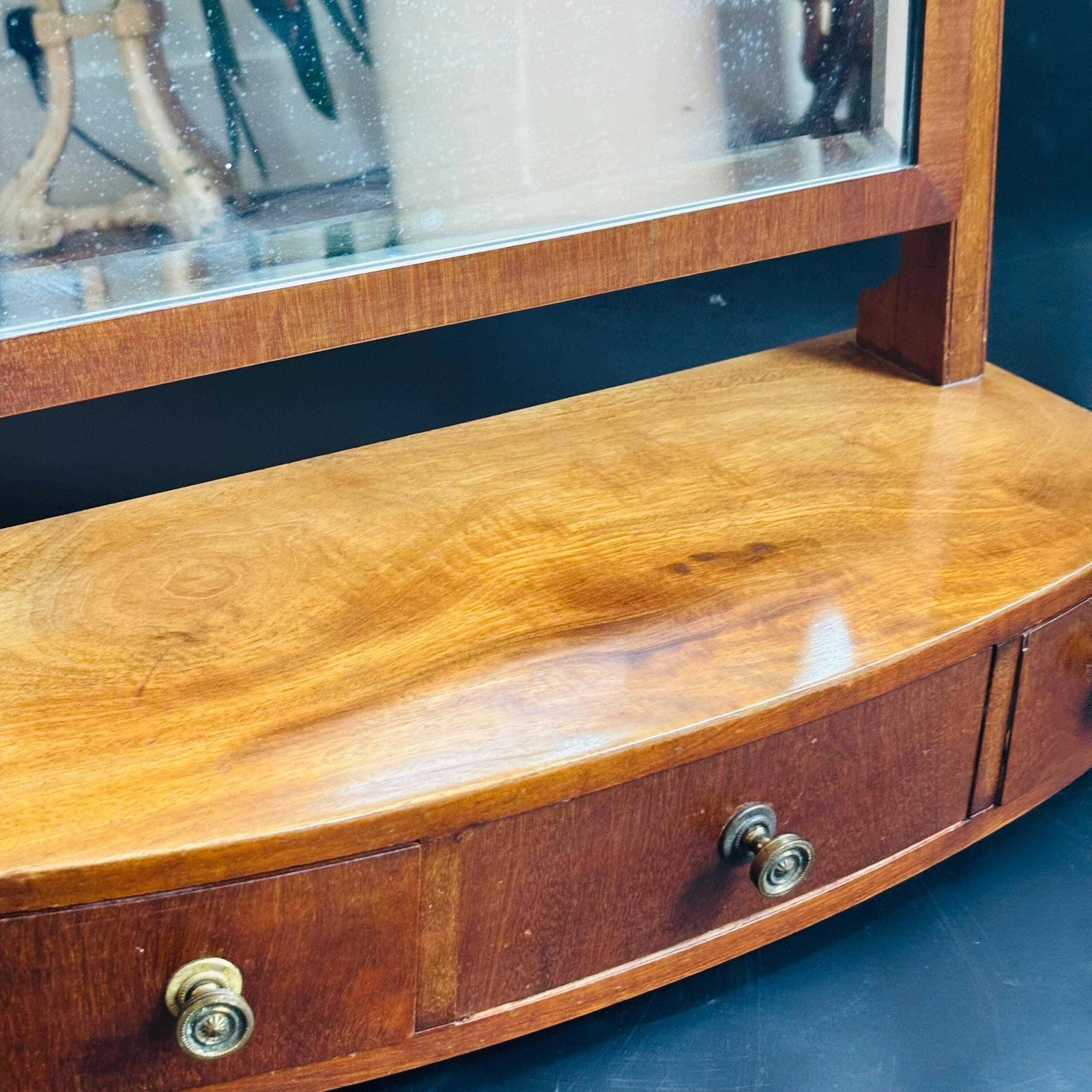 Miroir de toilette Regency en acajou à façade galbée avec tiroirs, vers 1820 photo buy