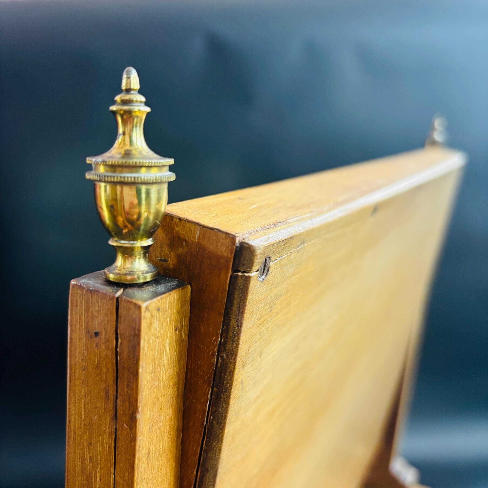 photo furniture Miroir de toilette Regency en acajou à façade galbée avec tiroirs, vers 1820
