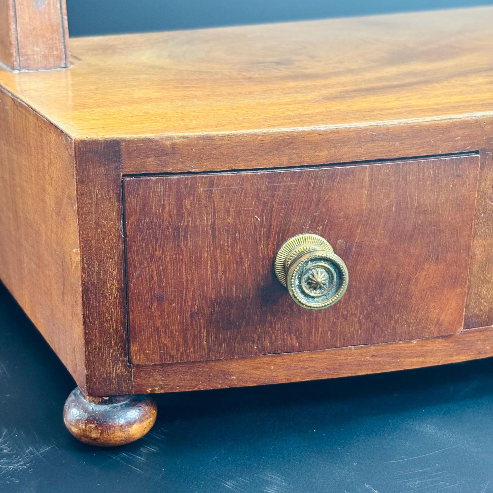 photo for sale Regency Mahogany Toiletspiegel met Gebogen Front en Lades, ca. 1820