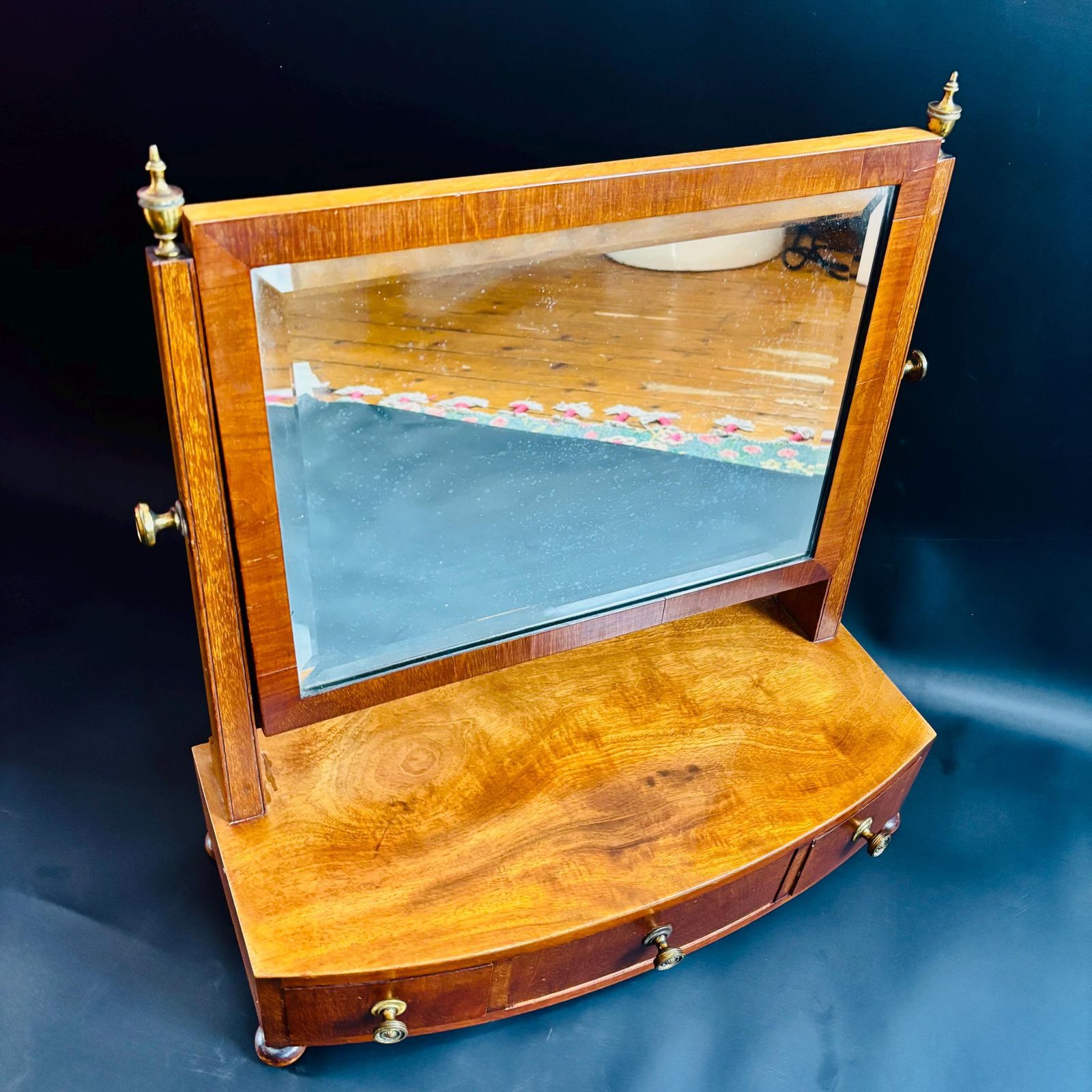 Décoration Miroir de toilette Regency en acajou à façade galbée avec tiroirs, vers 1820 photo