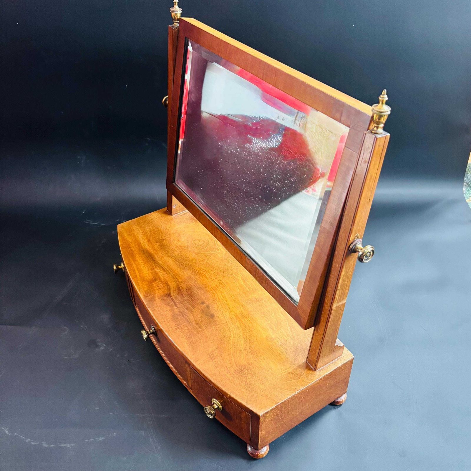 215.0 Miroir de toilette Regency en acajou à façade galbée avec tiroirs, vers 1820 photo