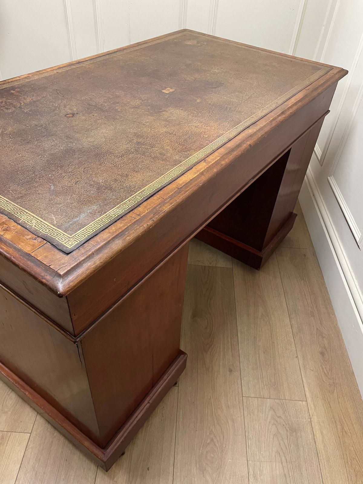 photo furniture Antique Mahogany Victorian Pedestal Desk With Original Leather Top