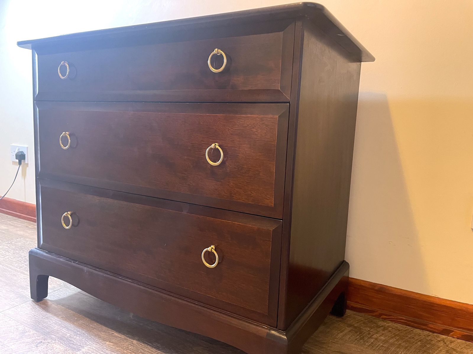 Elegant Vintage Stag Mahogany Veneer 3 Drawer Chest photo for sale