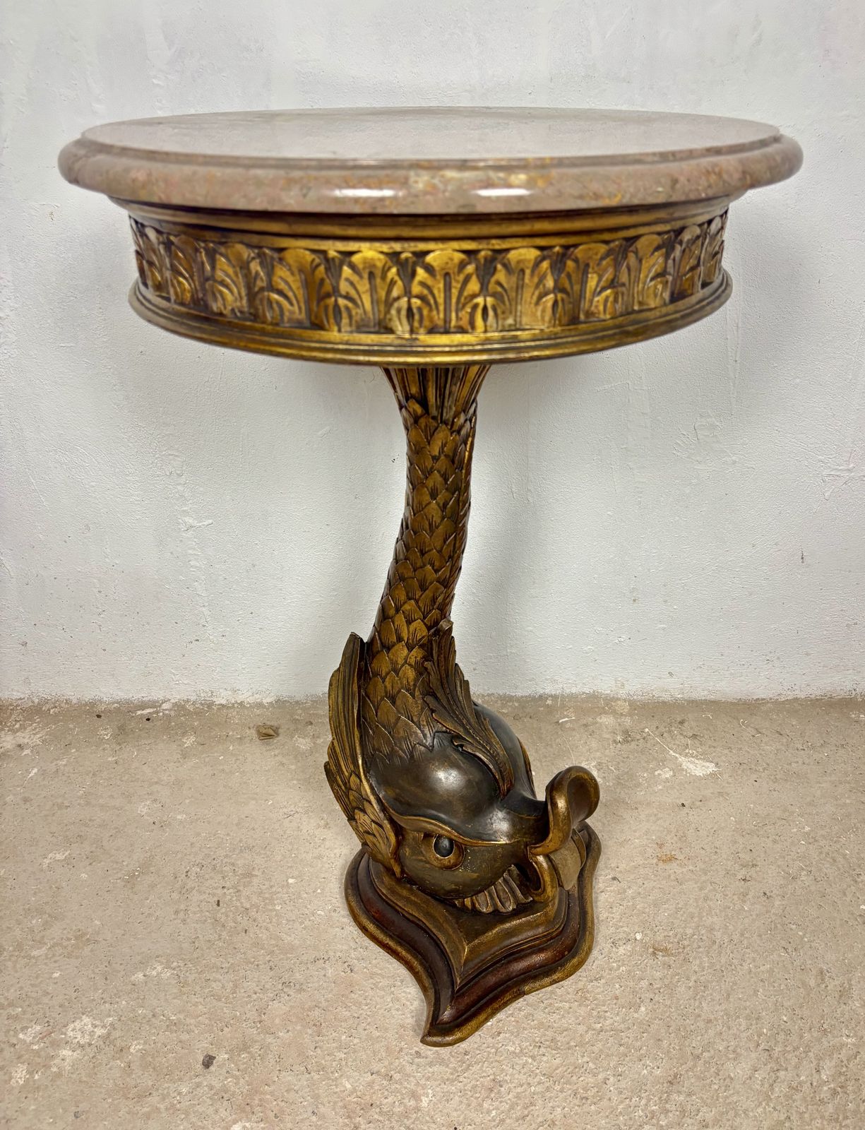 photo furniture Antiek polychroom voetstuk bijzettafel met marmeren blad