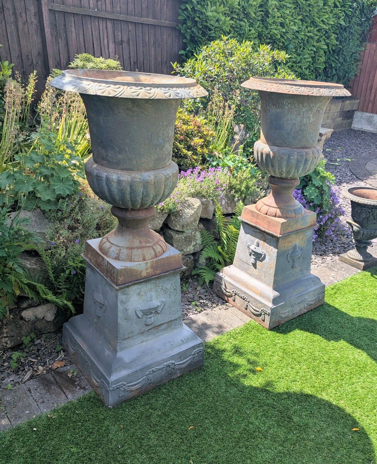 Grandes urnes Campana de style XIXe siècle en fonte avec socles, livraison disponible, réf. 0338. photo 965.0