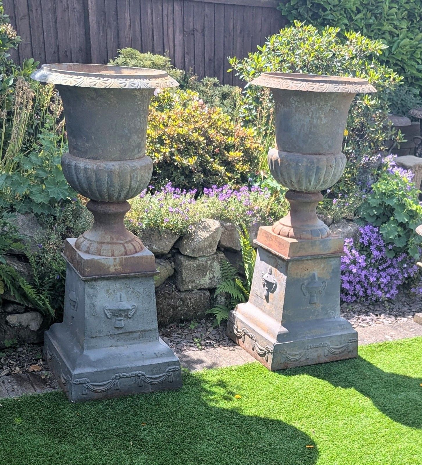 Grandes urnes Campana de style XIXe siècle en fonte avec socles, livraison disponible, réf. 0338.